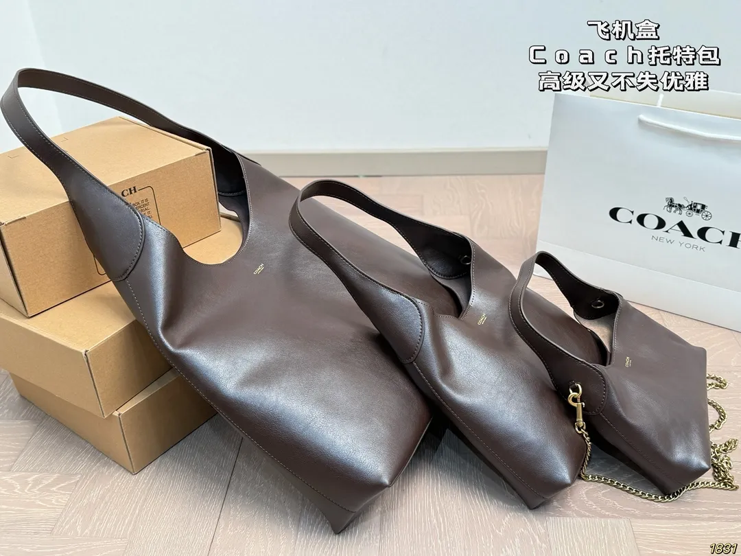 &yen;210/&yen;180/&yen;170飞机盒 蔻驰Coach托特包 颜色搭配很有复古的感觉 高级又不失优雅 超有氛围感 通勤 休闲 约会通通可搭 尺寸：38 32/27 21/22 13