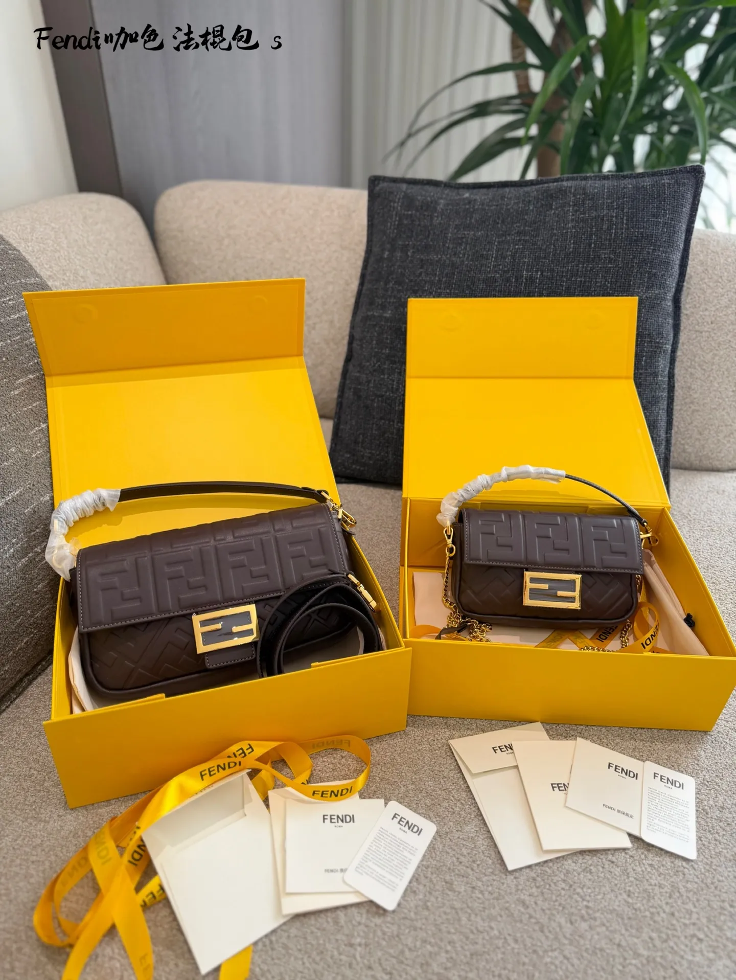 芬迪法棍包p180p190 这是芬迪(Fendi) 品牌的Baguette法棍包， 以其独特的长方形设计和FF压花图案闻名。这款包由Silvia Venturini Fendi于1997年设计，灵感来源于法国人夹着法棍面包回家的样子。包包采用柔软的羊皮材质，配有可拆卸的肩带和手提带，适合多种背法。 养护方面，建议使用柔软的布料轻轻擦拭表面灰尘，避免长时间暴露在阳光下，以防褪色。存放时最好放入防尘袋中，保持干燥通风环境，延长使用寿命。 20cm26cm