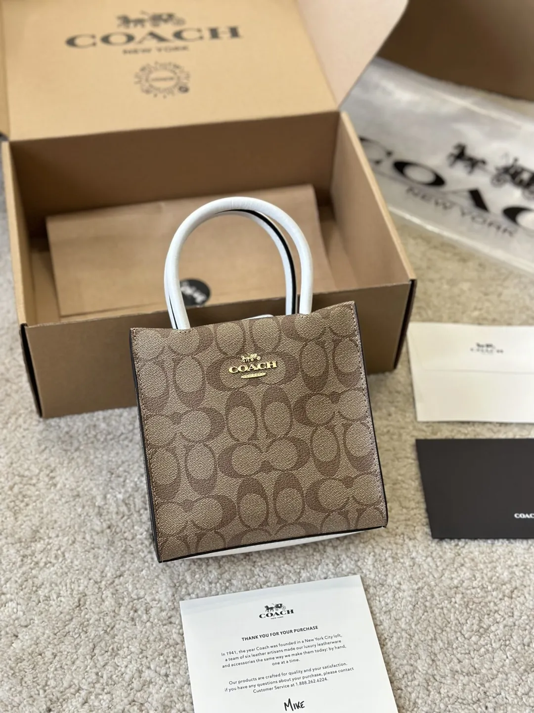 复刻版 牛皮 p160 COACH |琴谱包 Minically Minically 真的是好看又平价的琴谱包!妥妥的 Celine 平替 有多火也不想再多过赘述 这个最经典的卡其logo居然很少人po图!!! 颜值真的很高呀 感觉这个颜色会比深色来说,各个季节都适合,又抗造又百搭 手提,斜背都挺好看的,容量也是可以放下手机,钱包 充电宝的 Q蔻驰 COACH 蔻驰女包 CALLY系列 单肩包手拎包斜挎包 尺寸16.5 17cm