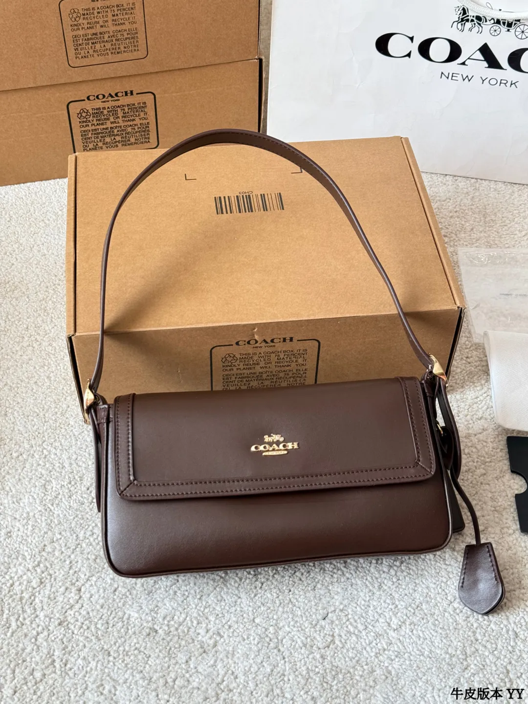 牛皮版本 p195 Coach E tta小号腋下包 tCoach Etta小号腋下包，选用全皮牛皮，栗红色调超复古，金属扣件点缀细节感满满 轻巧便携，肩带可调节，支持手提、单肩、斜挎多种背法，通勤约会都很适合！内部空间合理，手机、化妆品轻松收纳国皇。经典设计+百搭属性，秋冬大衣毛衣必备，优雅气质直接拉满 尺寸约24x14cm