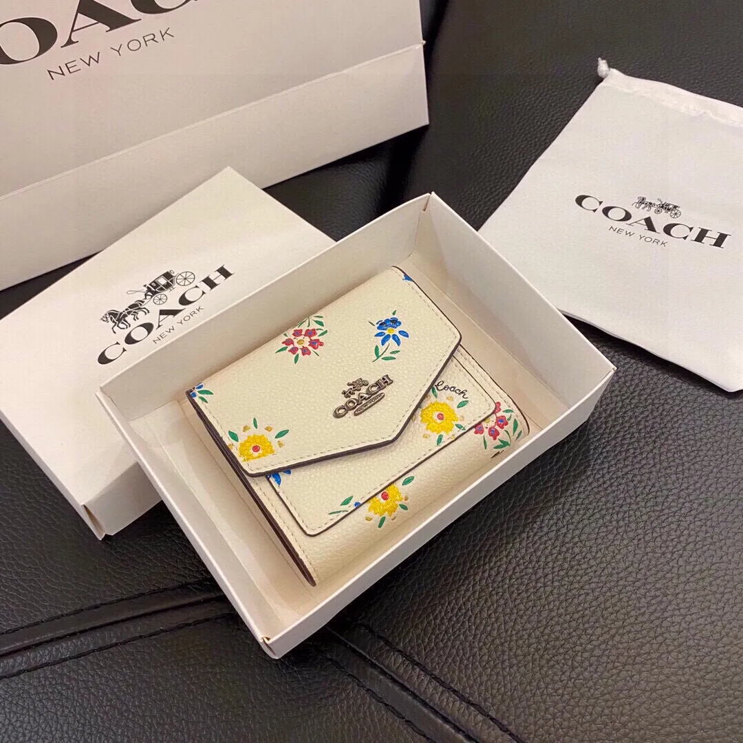 P105🎀🎀颜色 黑🎀尺寸 11x10🎀蔻驰专柜爆款👍原版牛皮三折短款钱包🔥精美设计手感一流美妞必备实物超级美🆕❤️