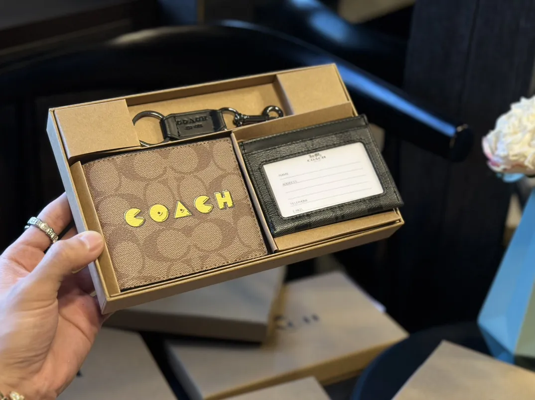 福利🐆p70 礼盒包装 Coach 高级男士钱包超级礼盒 钱夹+卡包+钥匙扣 男士钱包我一直喜欢的就是 Coach,因为它的辨识度高而且做工值得信任。而且设计简约,真皮抗磨耐用,送朋友、男友 首选