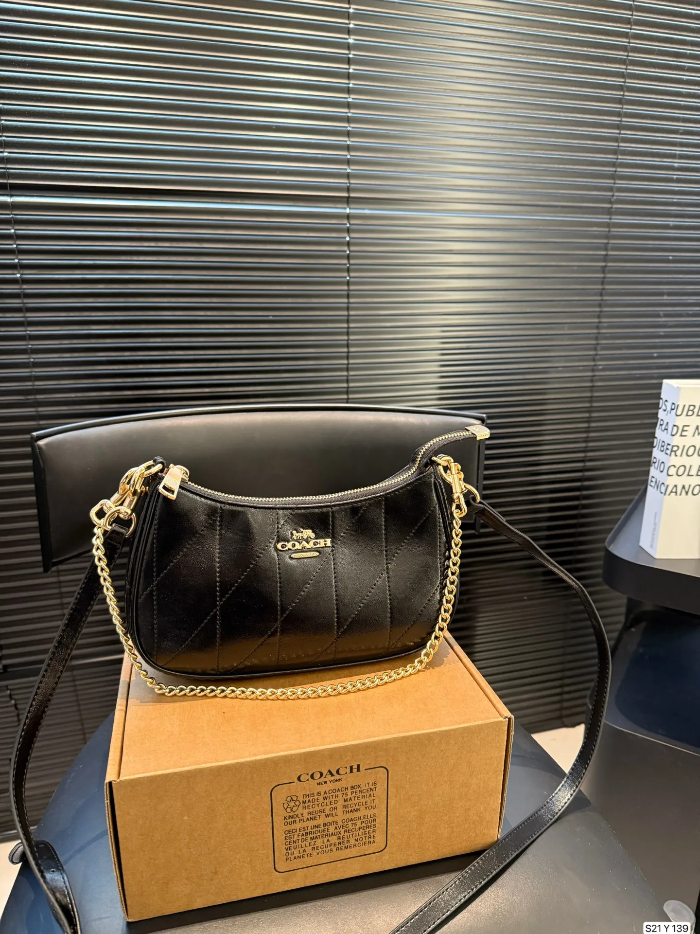 P155 配盒子 COACH/蔻驰腋下包 单肩包斜挎包手提包购物袋 容量非常可，很实用的一款尺寸24 13 货号Y139