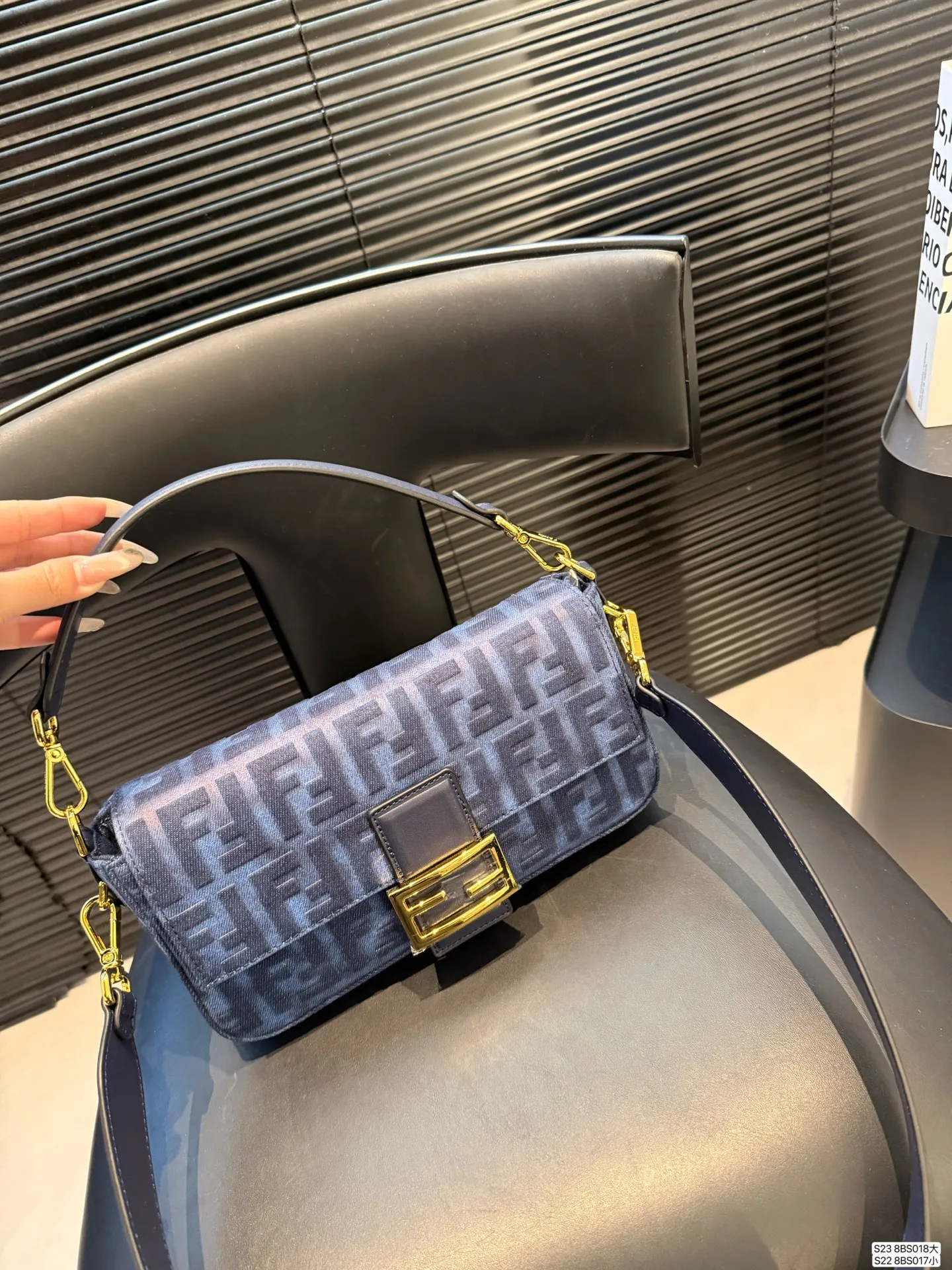 大号P165 小号P160 芬迪腋下包复古气息满满，小巧精致不会有邋遢感，各种材质任你挑选，好看时髦同时又拥有着实用的超大内容量，绝对是冬天出门的包包第一选择！尺寸：大26 14 小20 11货号大8BS018 小8BS017