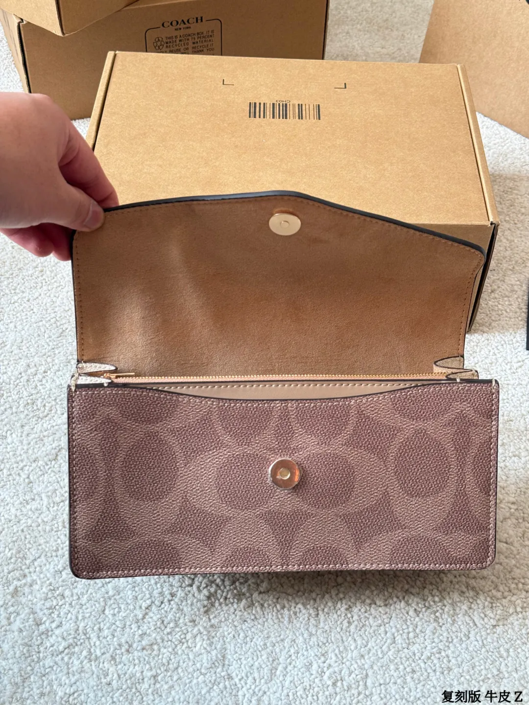 复刻版 牛皮 p175 COACH Klare链条信封包 +COACH Klare链条信封包,经典拼色设计,耐磨防水 PVC材质,日常打理超方便!信封型包身+金属链条肩带,单肩斜挎都OK,时尚又实用山。风琴夹层+磁吸扣,收纳手机、钱包、化妆品超顺手,容量适中,通勤出街都很适合。简约优雅风格,百搭不挑衣服,轻松提升穿搭质感,是实用与美貌兼具的包包选择!尺寸 26 12cm