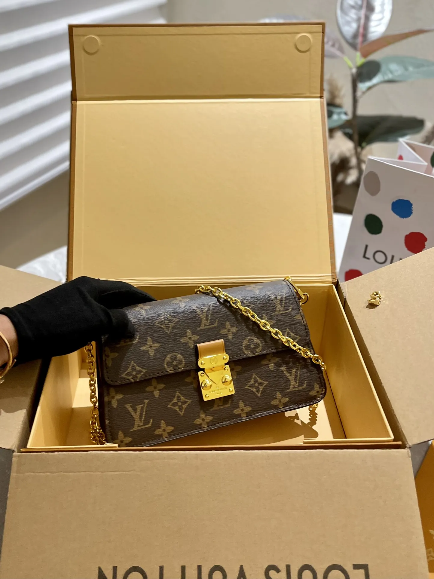 🐆p135 折叠礼盒 Lv Wallet On Chain Metis 梅蒂斯钱包链上是由颗粒蒙太尼皮革， 这是压花路易威登的签名单图图案。这个时尚的包有， 个梯形的形状和一 - 个前辦是固定S锁扣，参照众议院的 历史干线。它的特点是一个可移动的链交叉体磨损。 22x15x5.5cm