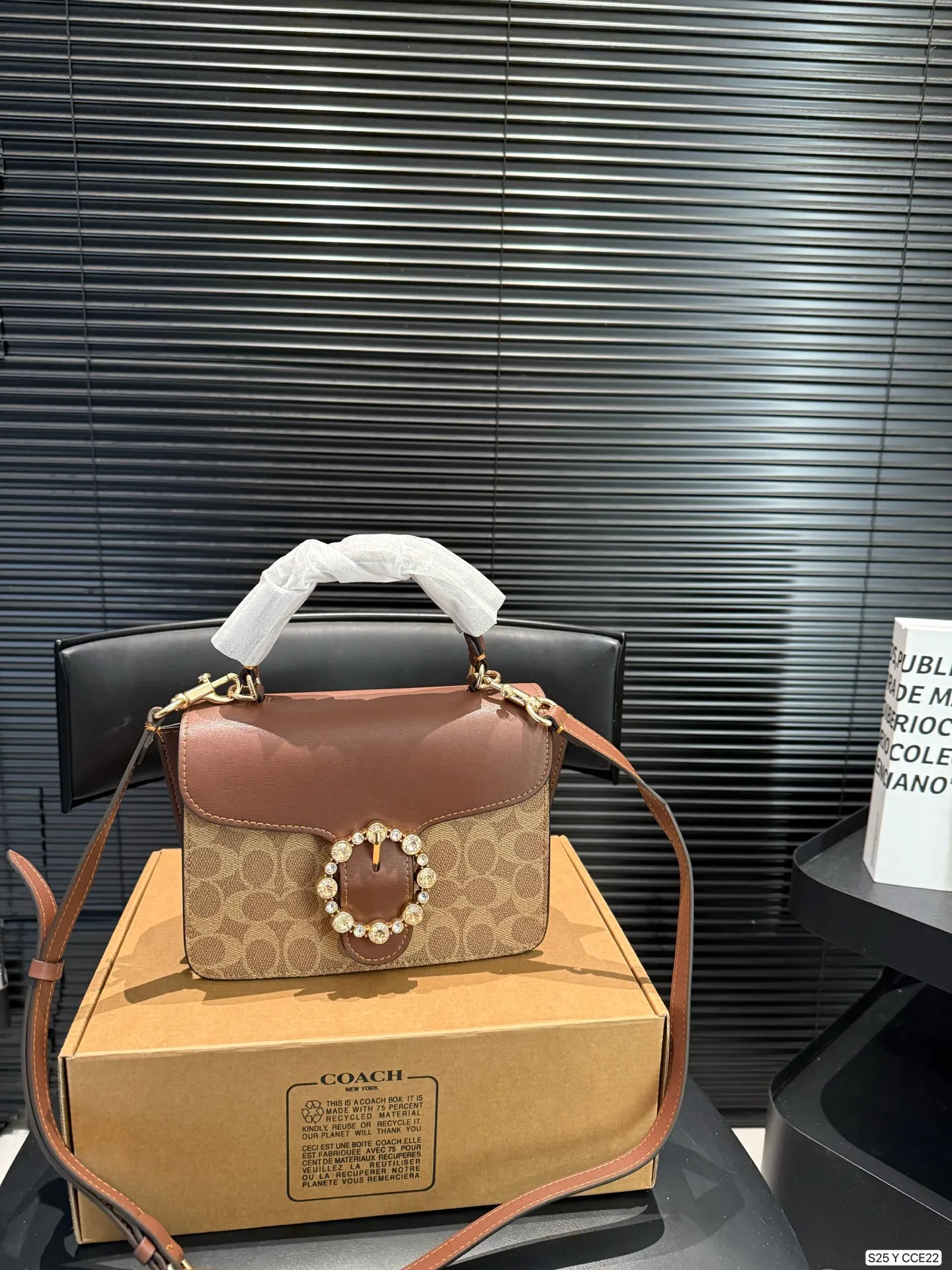 P175 配盒子coach11🈷️北美新款镶钻邮差包包来啦 刚上即断货特别火爆 这款真的对得起&ldquo;轻奢风&rdquo;的包包啊 按扣的彩钻太好看了[派对R] 尺寸21 14 货号CCE22