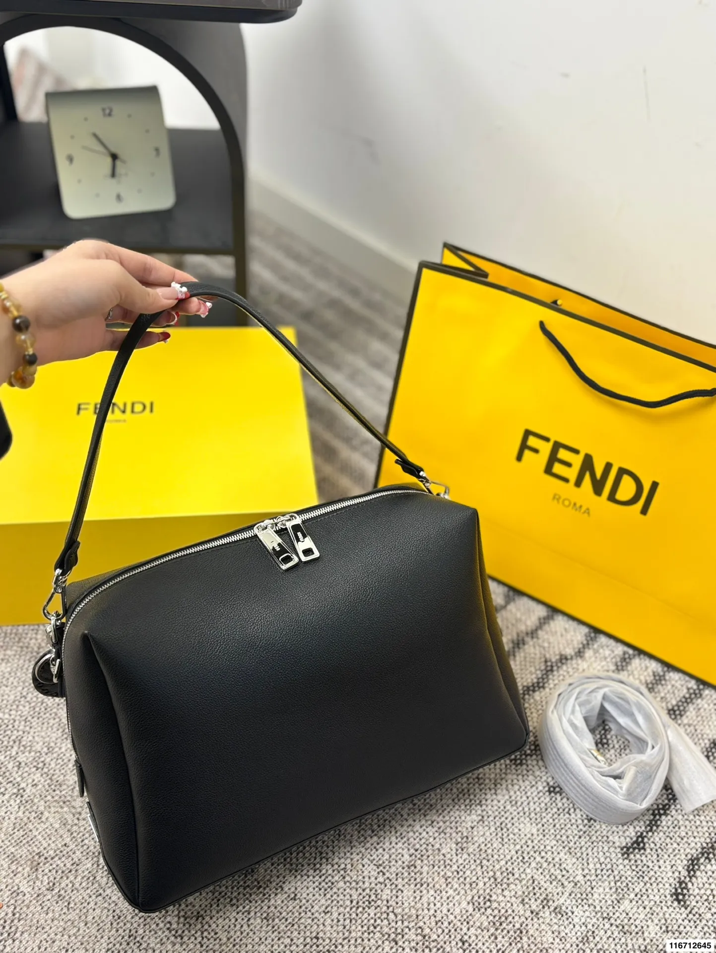 p185配礼盒 FENDI｜斜挎包💼 FENDI 斜挎包 FENDI LUI简约低调无logo 风格随你搭配赋他不同风格🎄🎄 尺寸35.21
