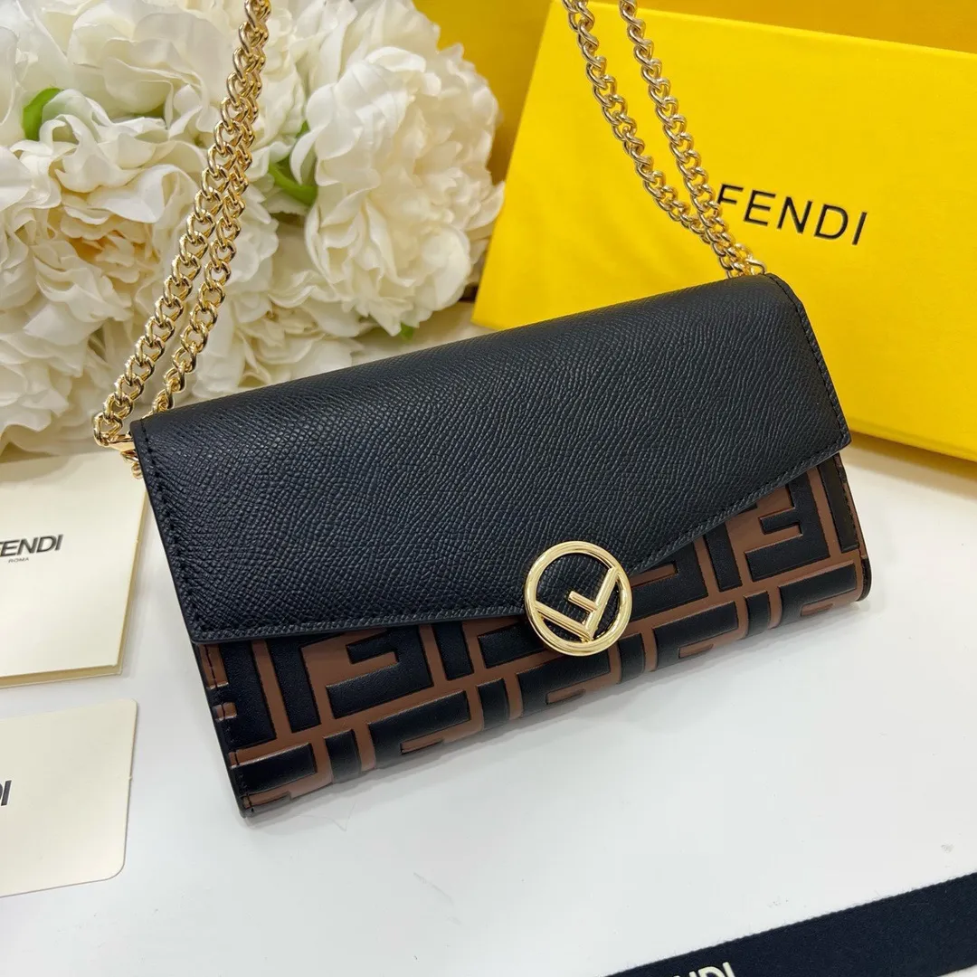 P105🎀Fendi 2604🎀颜色 黑棕色🎀尺寸 19*10.5*3.5 🎀Fendi 专柜同步，可肩背专柜品质顶级进口牛皮 海外订制钥匙扣五金 做工油边精湛