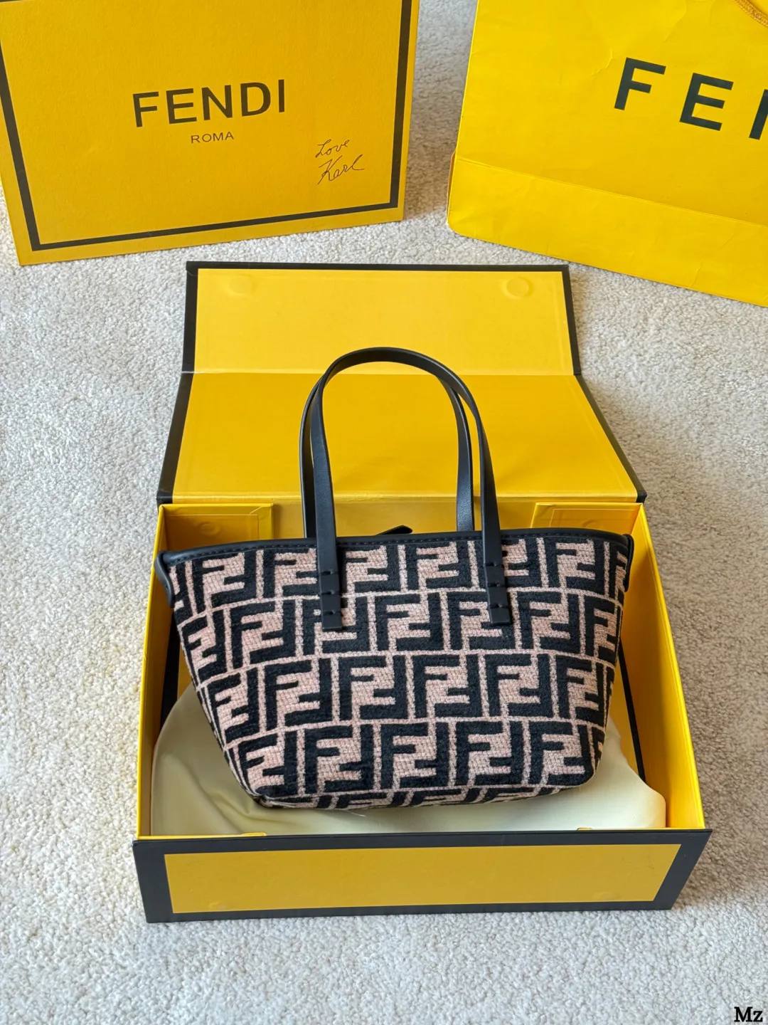 牛皮版本 p155 Fendi 老花Roll 迷你菜篮子 新款的老花 Roll迷你菜篮子，深咖色小牛皮配老花宇母 带点复古感的时尚，自带的小牛皮长肩带可以自由拆 卸，能斜挎也能手拎，容量也是杠杠的，可爱俏皮又实 用！ 尺寸：18 13cm