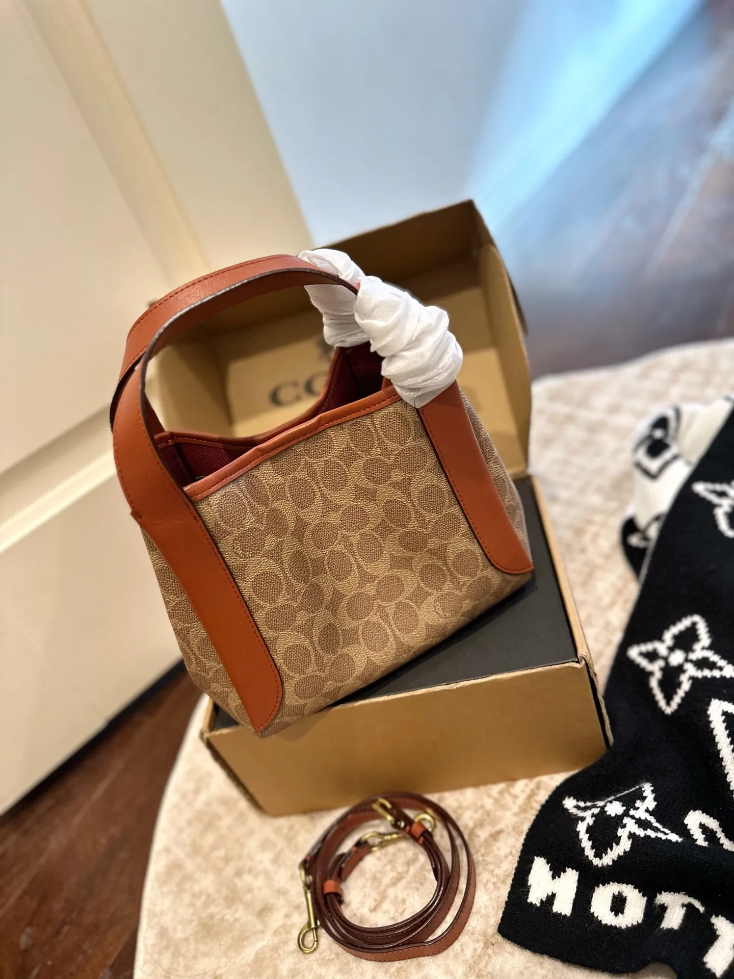 p185 礼盒包装 COACH新款NHadley美哭啦 COACH本月新款Hadley crossbody 可调节拼接肩带设计可腋下可斜挎 麂皮材质氛围感一整个电 真的不要太美 尺寸 23×25