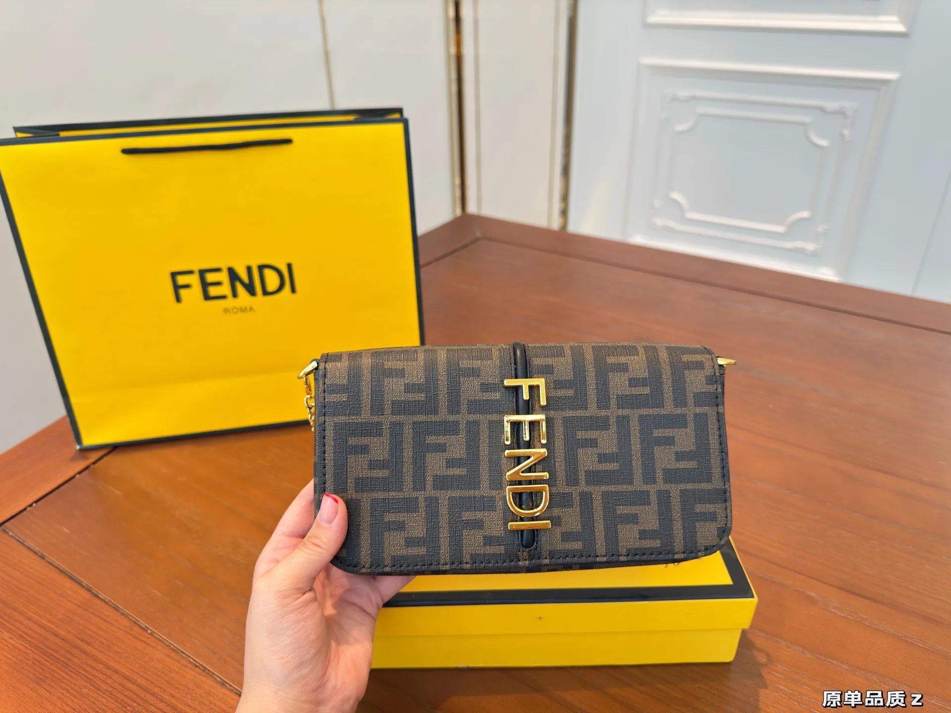 （配礼盒⚠️）p150 Fendi芬迪链条包 到手很惊艳的一款。兼具时髦和实用性 包身硬挺，装很多东西也不会像法棍- -样变形自带拉链，也没有丢东西的烦恼 小众款价位也很合适， 喜欢芬迪FENDI的姐妹不妨看看这款 尺寸：21 12