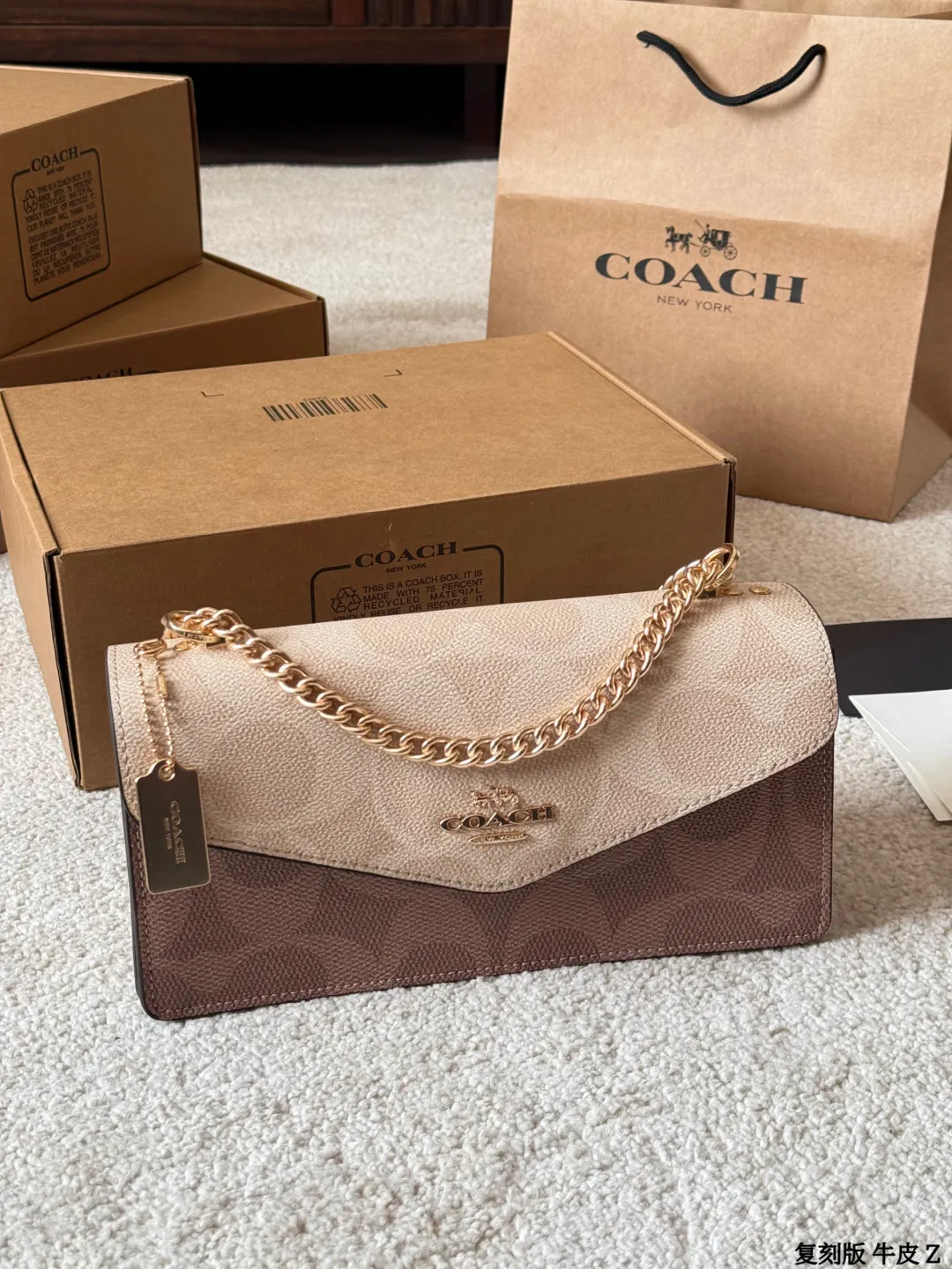 复刻版 牛皮 p175 COACH Klare链条信封包 +COACH Klare链条信封包，经典拼色设计，耐磨防水 PVC材质，日常打理超方便！信封型包身＋金属链条肩带，单肩斜挎都OK，时尚又实用山。风琴夹层+磁吸扣，收纳手机、钱包、化妆品超顺手，容量适中，通勤出街都很适合。简约优雅风格，百搭不挑衣服，轻松提升穿搭质感，是实用与美貌兼具的包包选择！尺寸 26 12cm