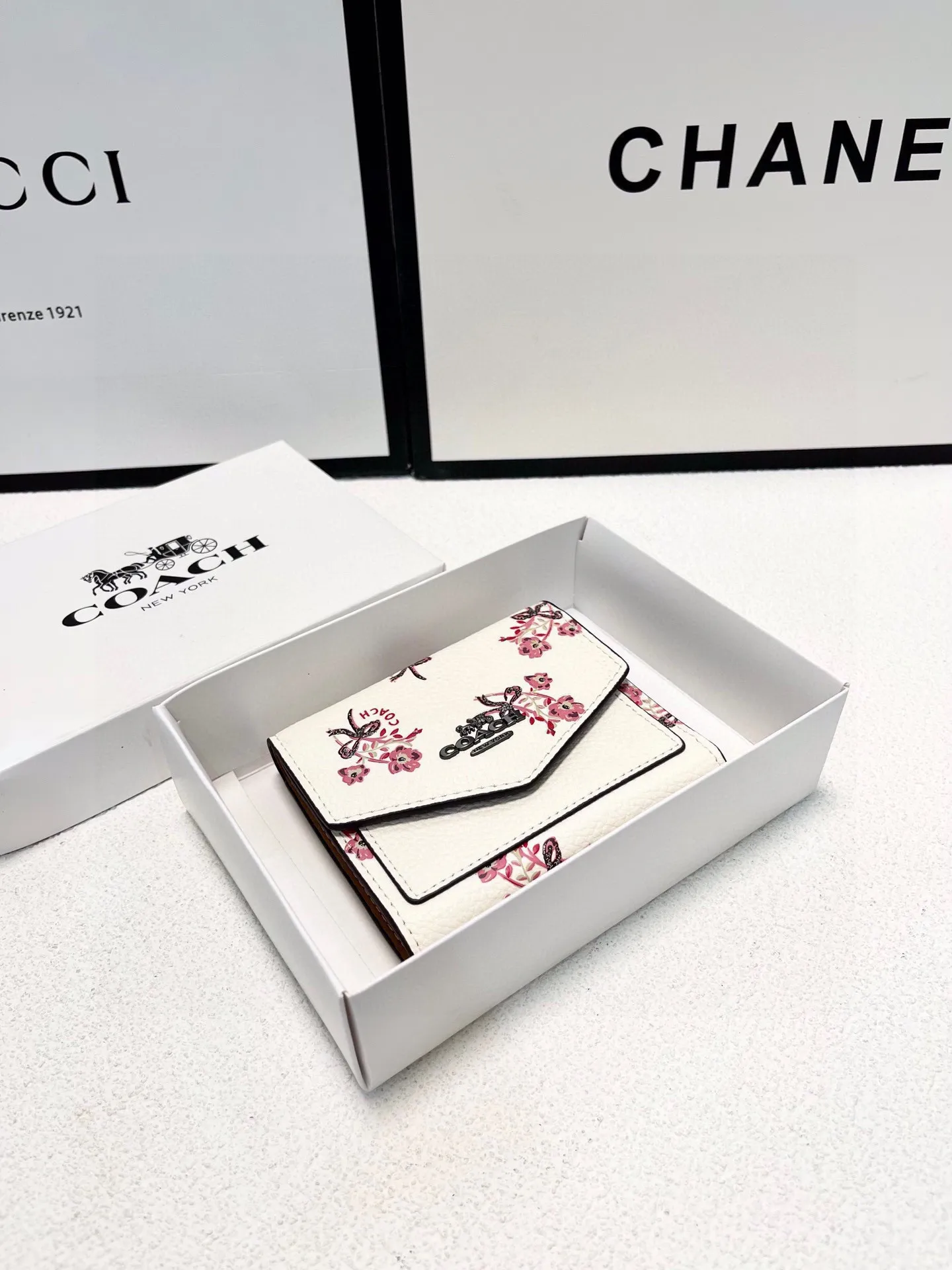 P105🎀🎀颜色 印花🎀尺寸 11x10🎀蔻驰专柜爆款👍原版牛皮三折短款钱包🔥精美设计手感一流美妞必备实物超级美🆕❤️