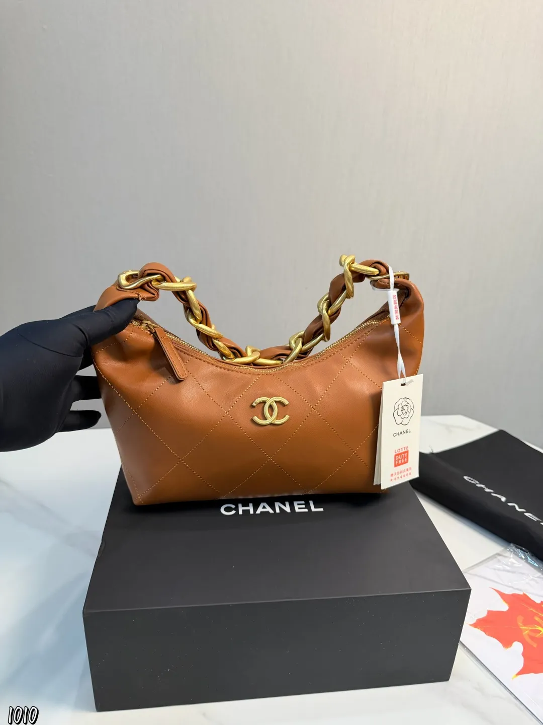 ❤️p150❤️ 香奈儿25K黑金Hobo包香奈儿25K黑金Hobo包，亮面小牛皮＋经典大菱格纹，复古金色粗链条超有质感艹。 24x28x8cm24x28x8cm，容量大，通勤日常都 OK！做|日皮料+柔软包型，随性又高级，黑金配色百搭不挑衣服，轻松提升穿搭气场山。拉链开合更安全，实用又时髦，是香奈儿热门款！