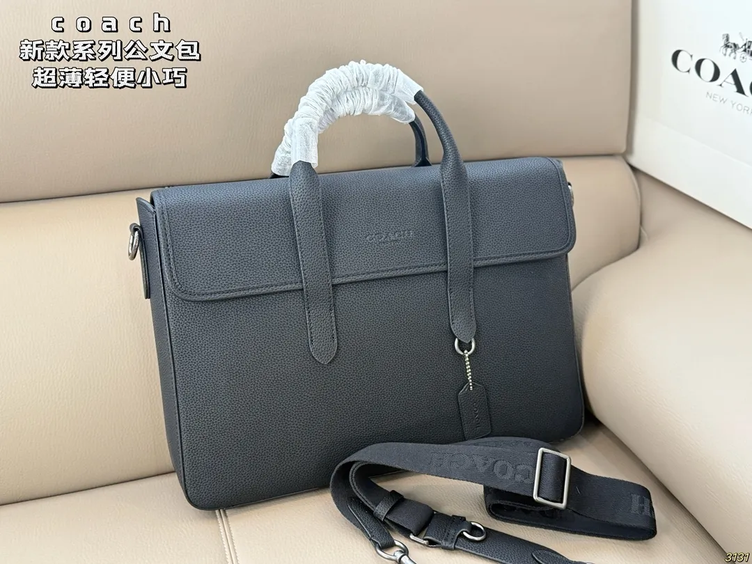 &yen;315 COACH蔻驰新款系列公文包💕 超薄轻便小巧，男女皆可 可以放下13寸以下的电脑 肩带可拆卸 手提肩背都🉑 超级实用 出门办公也是酷Boy 尺寸39 27
