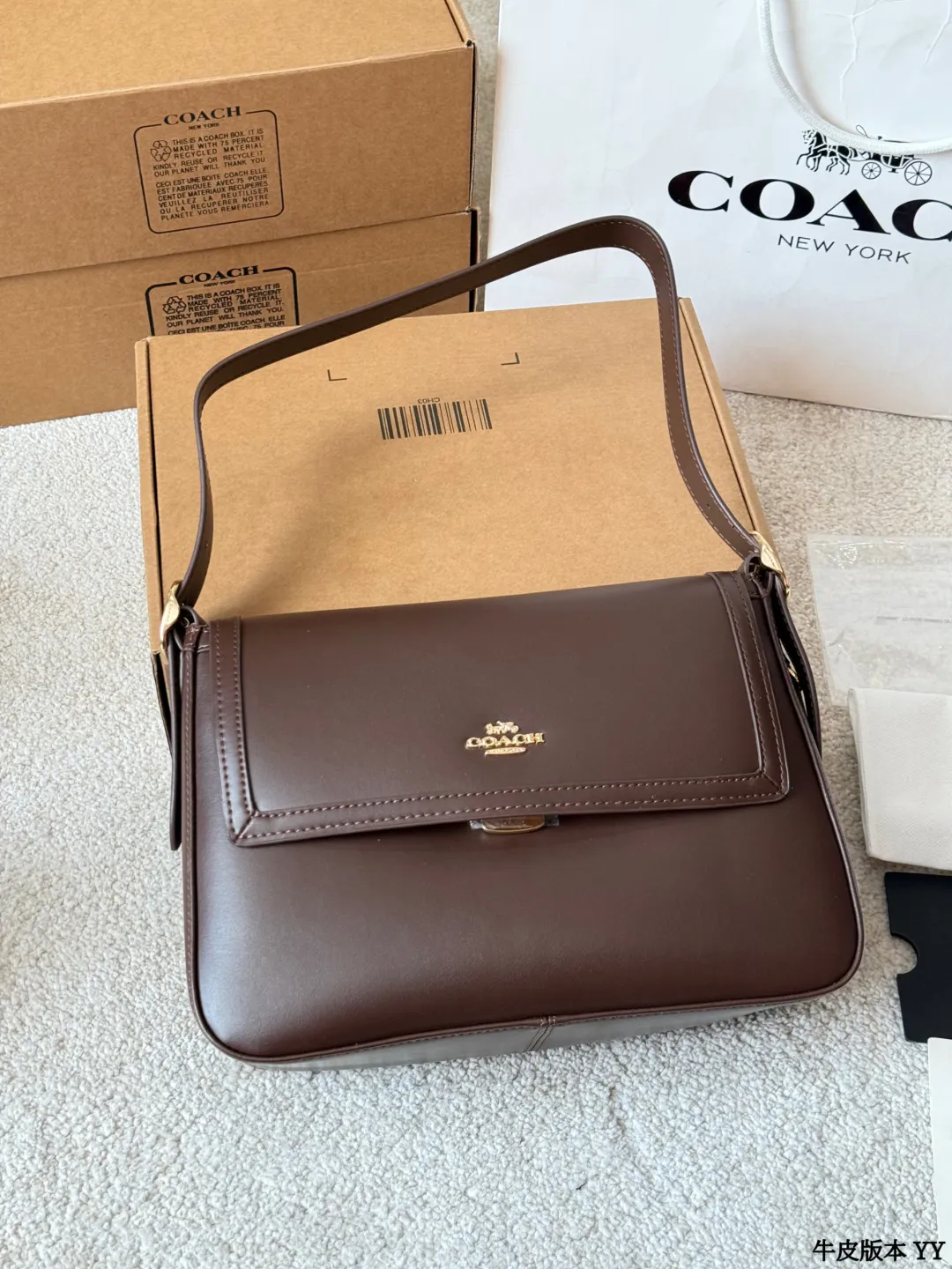 牛皮版本 p195 蔻驰 Etta 系列翻盖包 COACH Etta系列大号翻盖包,采用光滑牛皮革,栗子可可棕色超有秋冬氛围感!正面C字旋锁扣+金色五金,简约又精致‘。肩带可调节,单肩or斜挎都OK,通勤、约会都能轻松驾驭~ 尺寸 28 20cm