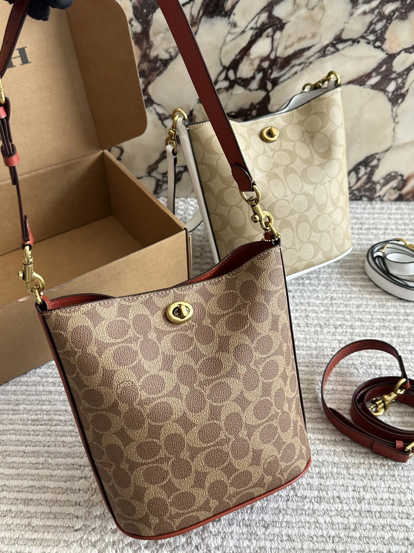 💰190 配盒 size：21 17cm C家 新款水桶包 蔻驰最新一季的 休闲随性的包型，立体饱满 腋下/斜挎都不成问题 通勤必备 搜索 coach 水桶