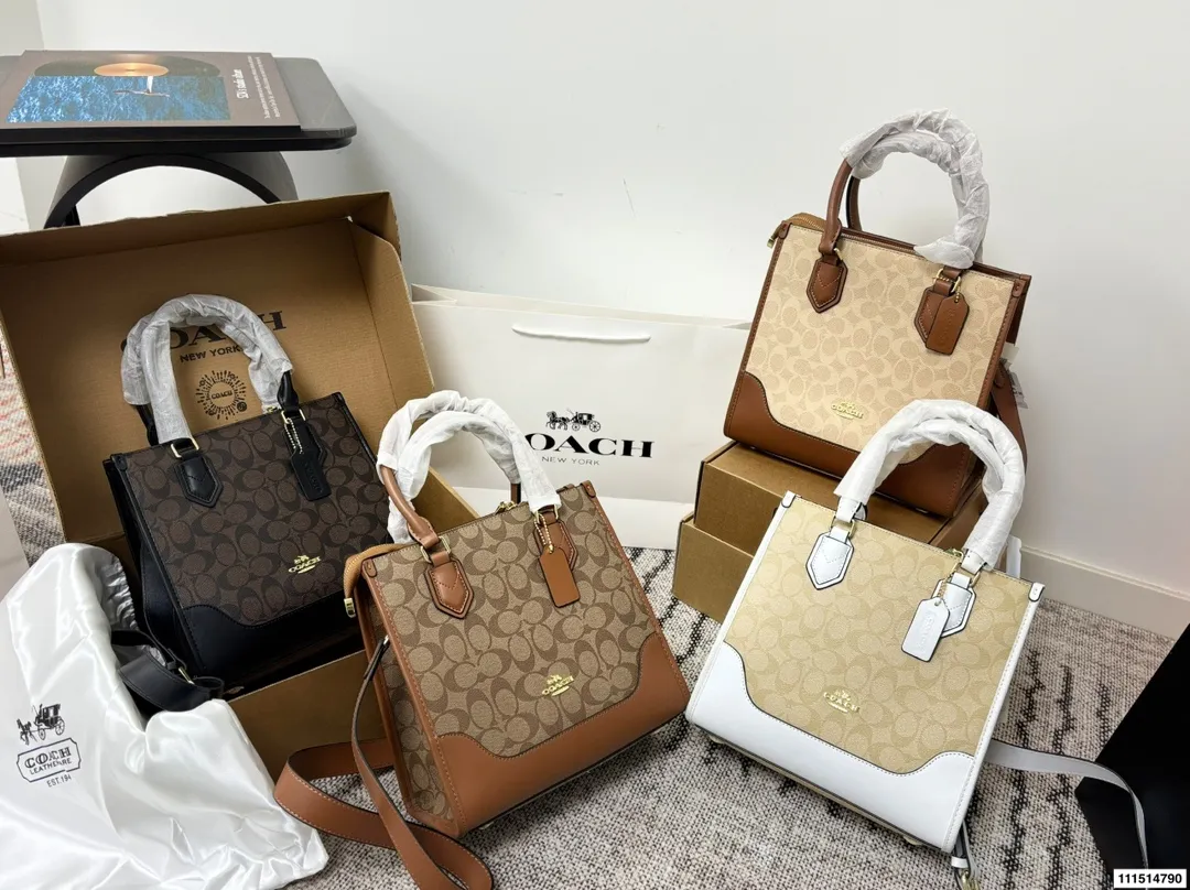P190配飞机盒⚠️尺寸26.5*25 COACH 蔻驰 拼皮托特包 经典老花PVC帆布＋牛皮拼接，耐用易清洁又时髦。 容量超大，手机、化妆品、iad都能轻松装下！可拆卸肩带，手提、单肩、斜挎随心切换，通勤休闲都很百搭~拼色设计简约又有亮点，秋冬穿搭必备