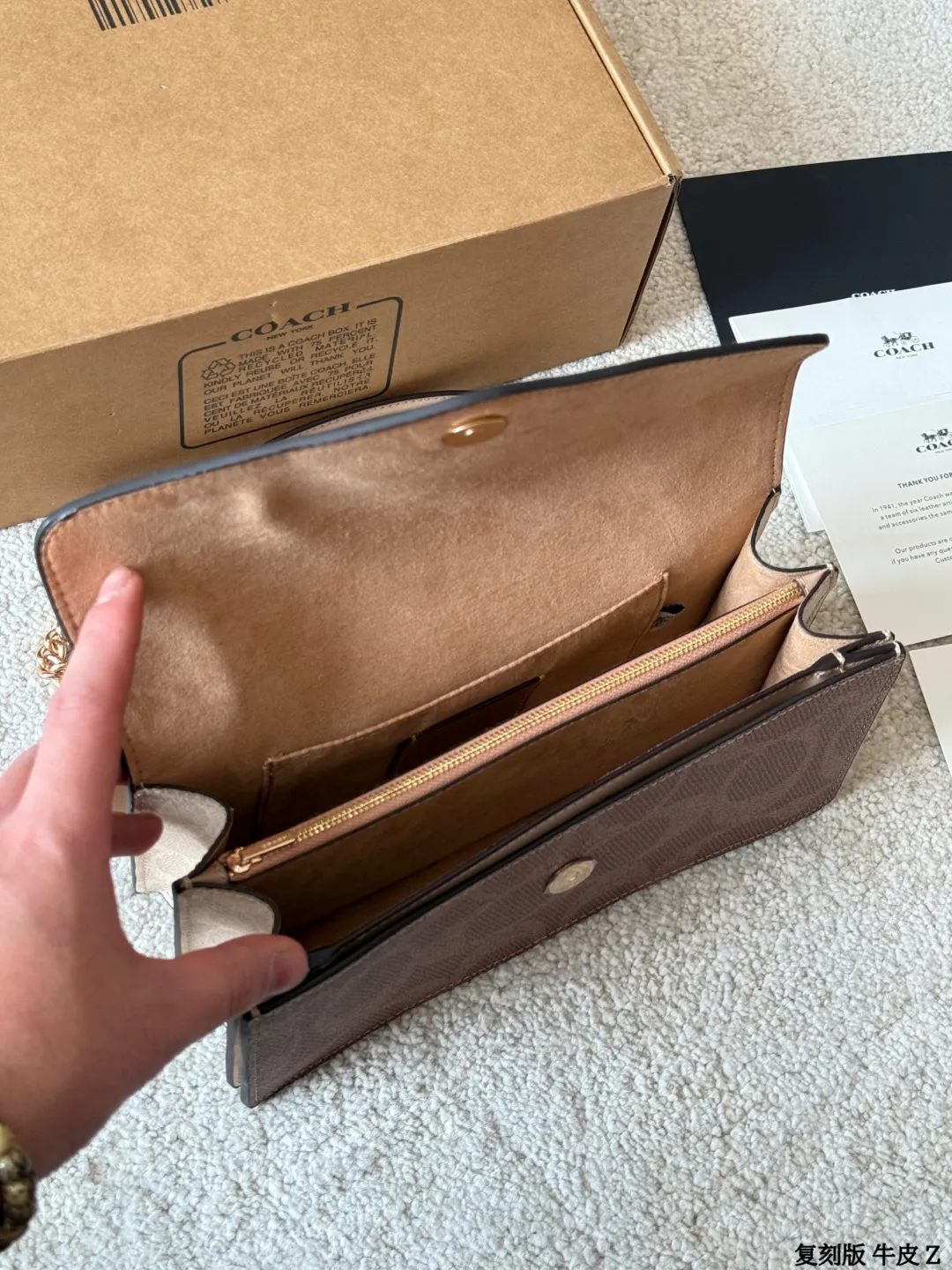 复刻版 牛皮 p175 COACH Klare链条信封包 +COACH Klare链条信封包,经典拼色设计,耐磨防水 PVC材质,日常打理超方便!信封型包身+金属链条肩带,单肩斜挎都OK,时尚又实用山。风琴夹层+磁吸扣,收纳手机、钱包、化妆品超顺手,容量适中,通勤出街都很适合。简约优雅风格,百搭不挑衣服,轻松提升穿搭质感,是实用与美貌兼具的包包选择!尺寸 26 12cm