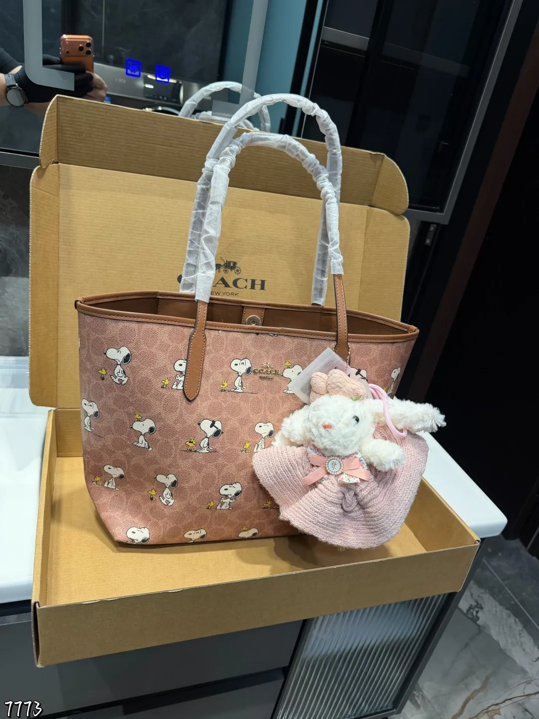 ❤️p175(礼盒包装)❤️ Coach 经典city托特包经典logo购物袋tote包大爆款 分分钟断货!正反两面都好看!毫无违和感!size: 45.28