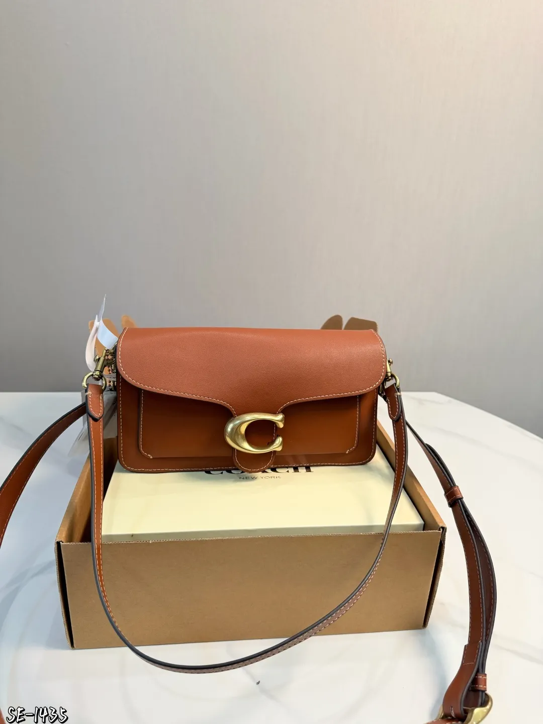 ❤️p195❤️ Coach Tabby 26酒神包 Coach Tabby 26酒神包,选用柔软颗粒牛皮,手感细腻耐用,焦糖棕色搭配复古金属C扣,简约又大气艹。26x15x7.5cm26x15x7.5cm,内部夹层+拉链小袋,收纳超方便!肩带可调节,腋下、单肩、斜挎都OK,通勤约会都能轻松驾驭~焦糖棕色百搭耐看,秋冬穿搭必备,复古优雅 气质满你可