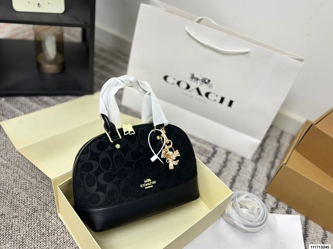 p145 配礼盒 尺寸25.20 蔻驰🌂专柜最新限量推出💫 蔻驰经典贝壳包‼️超级实用 高品质 原版五金 ‼️完美设计 版型超正💫经典的设计理念让你与众不同,回头率超高