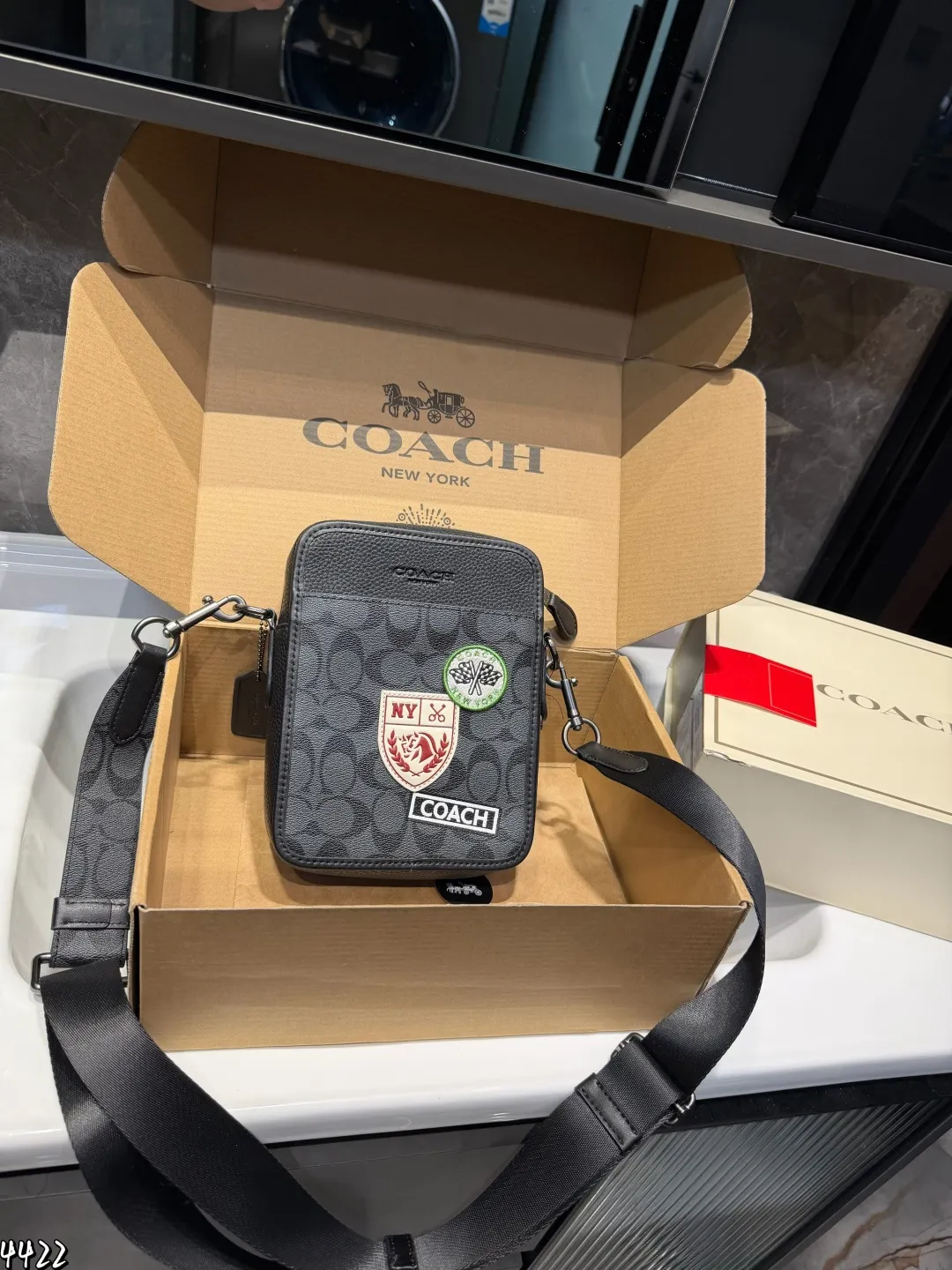 ❤️p200（礼盒包装）❤️ Coach蔻驰新品 手机包新配色 绝绝子了 蔻驰九月新品首发小手机包包 男生男士小包Track手机包斜挎包背上就是那纯纯帅气男孩 尺寸：16*6*21cm