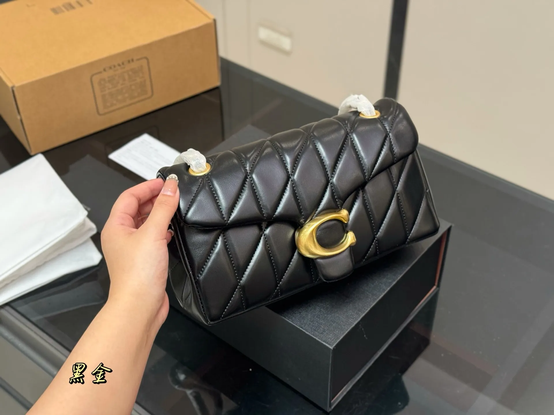 ¥200 配折叠盒飞机盒 👏🏿 size:25*15cm 百搭神器—tabby 蔻驰 酒神新品 Quilted Tabby25 链条版Tabby 这你能忍住?? 满满的小细节…