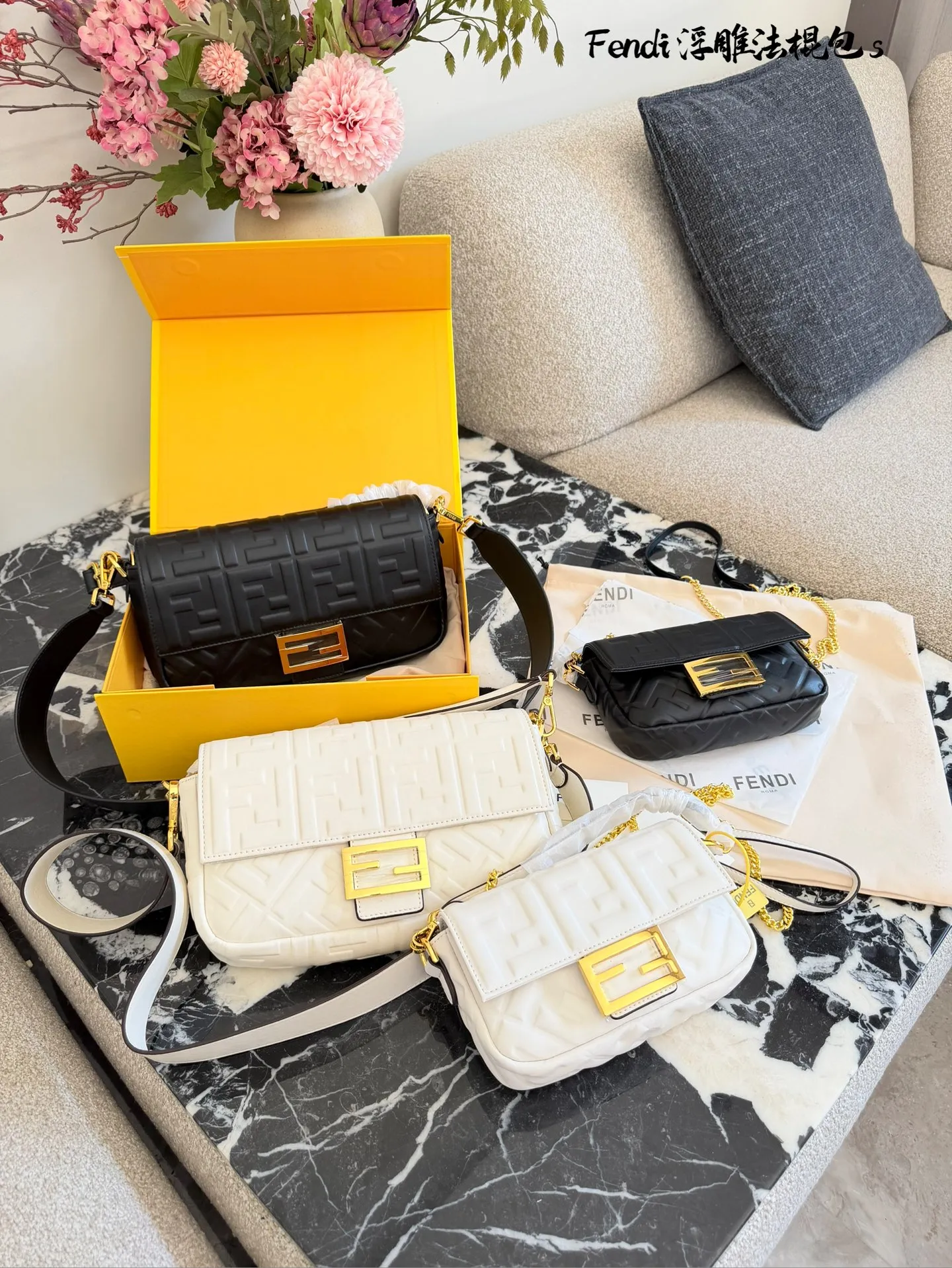 芬迪法棍包p180p190 这是芬迪(Fendi) 品牌的Baguette法棍包， 以其独特的长方形设计和FF压花图案闻名。这款包由Silvia Venturini Fendi于1997年设计，灵感来源于法国人夹着法棍面包回家的样子。包包采用柔软的羊皮材质，配有可拆卸的肩带和手提带，适合多种背法。 养护方面，建议使用柔软的布料轻轻擦拭表面灰尘，避免长时间暴露在阳光下，以防褪色。存放时最好放入防尘袋中，保持干燥通风环境，延长使用寿命。 20cm26cm