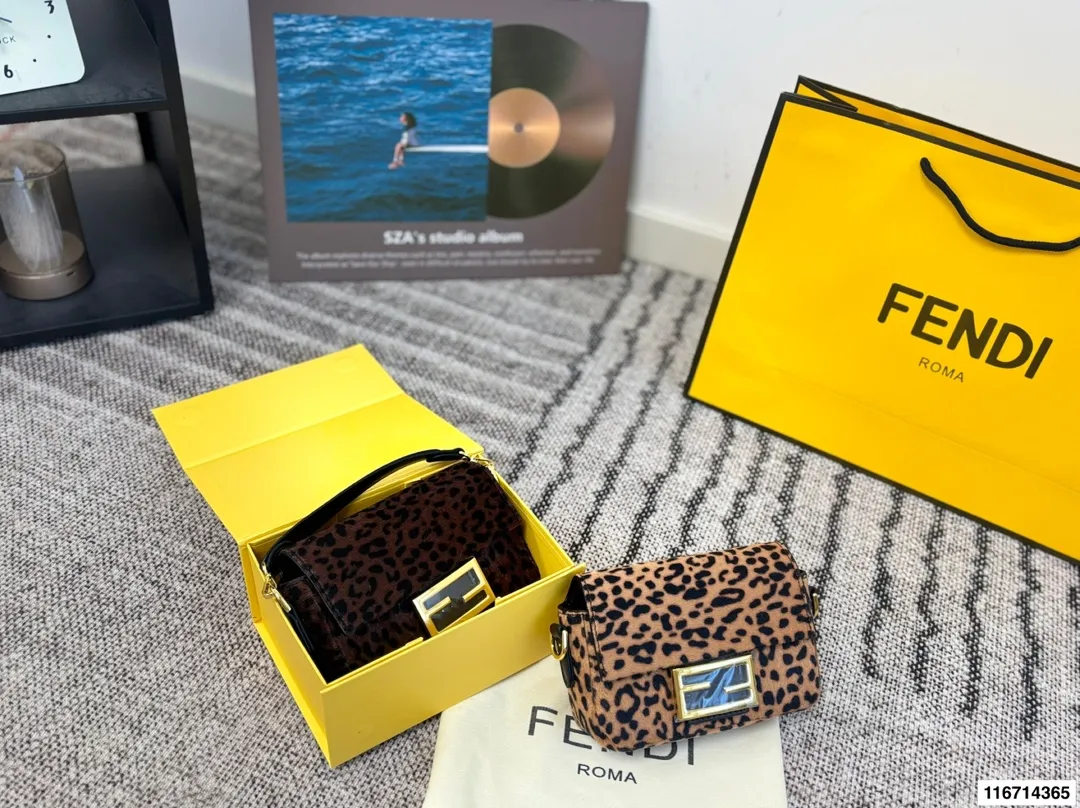 p155 配折叠盒子 芬迪麻将包腋下包复古气息满满,小巧精致不会有邋遢感,各种材质任你挑选,好看时髦同时又拥有着实用的超大内容量,绝对是冬天出门的包包第一选择!尺寸:17 13