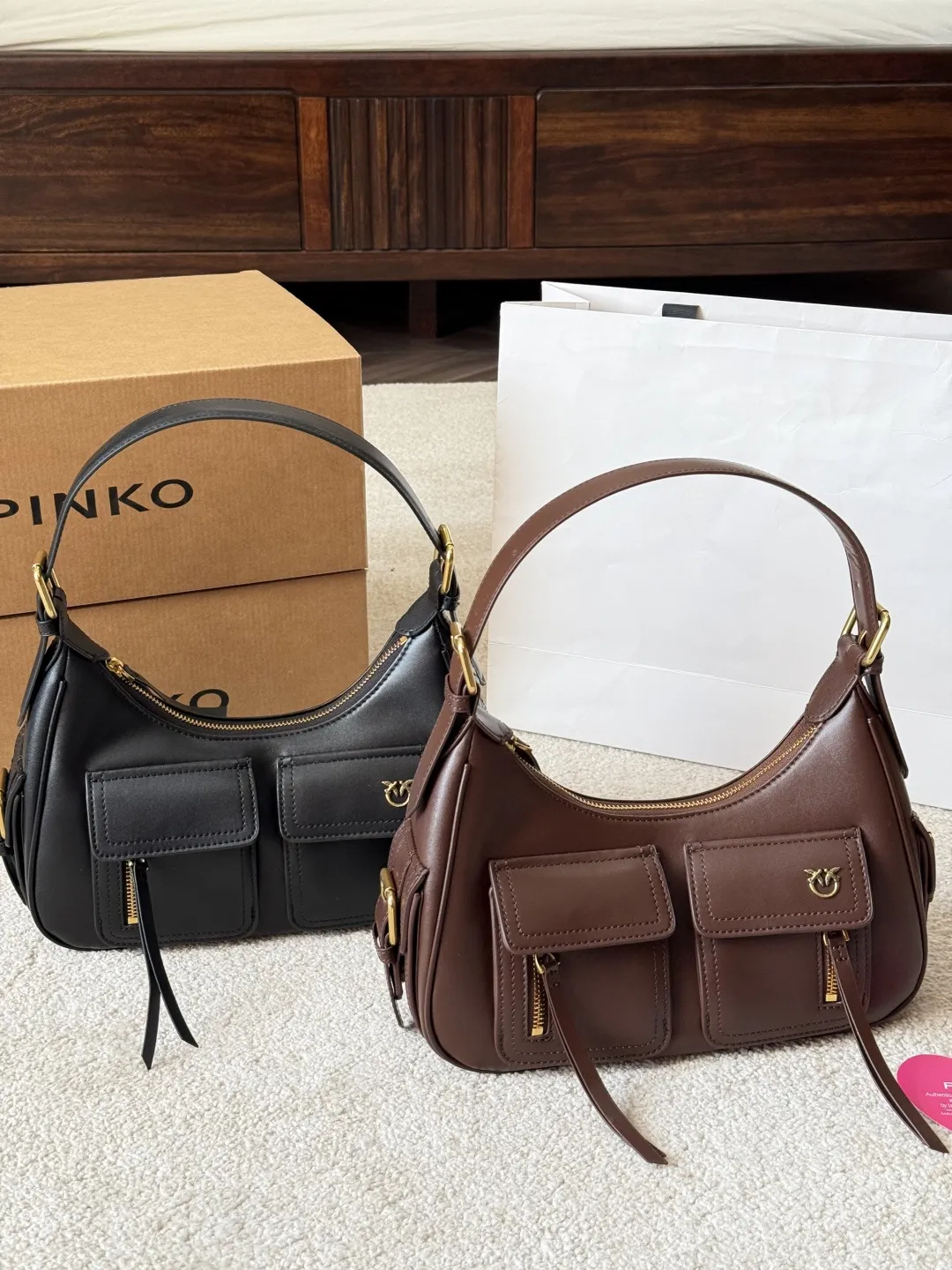 复刻版 p205 PINKO 燕子 多口袋机车包 PINKO这款多口袋机车包，黑色皮革+金色五金，简约又有细节感。正面双拉链口袋，收纳方便，中央飞鸟 Logo超有辨识度！弧形包身+顶部提手，肩带可调节，手提斜挎都OK～尺寸适中，通勤休闲都能用，实用又时髦，机车风女孩必入！ 尺寸 28 18cm