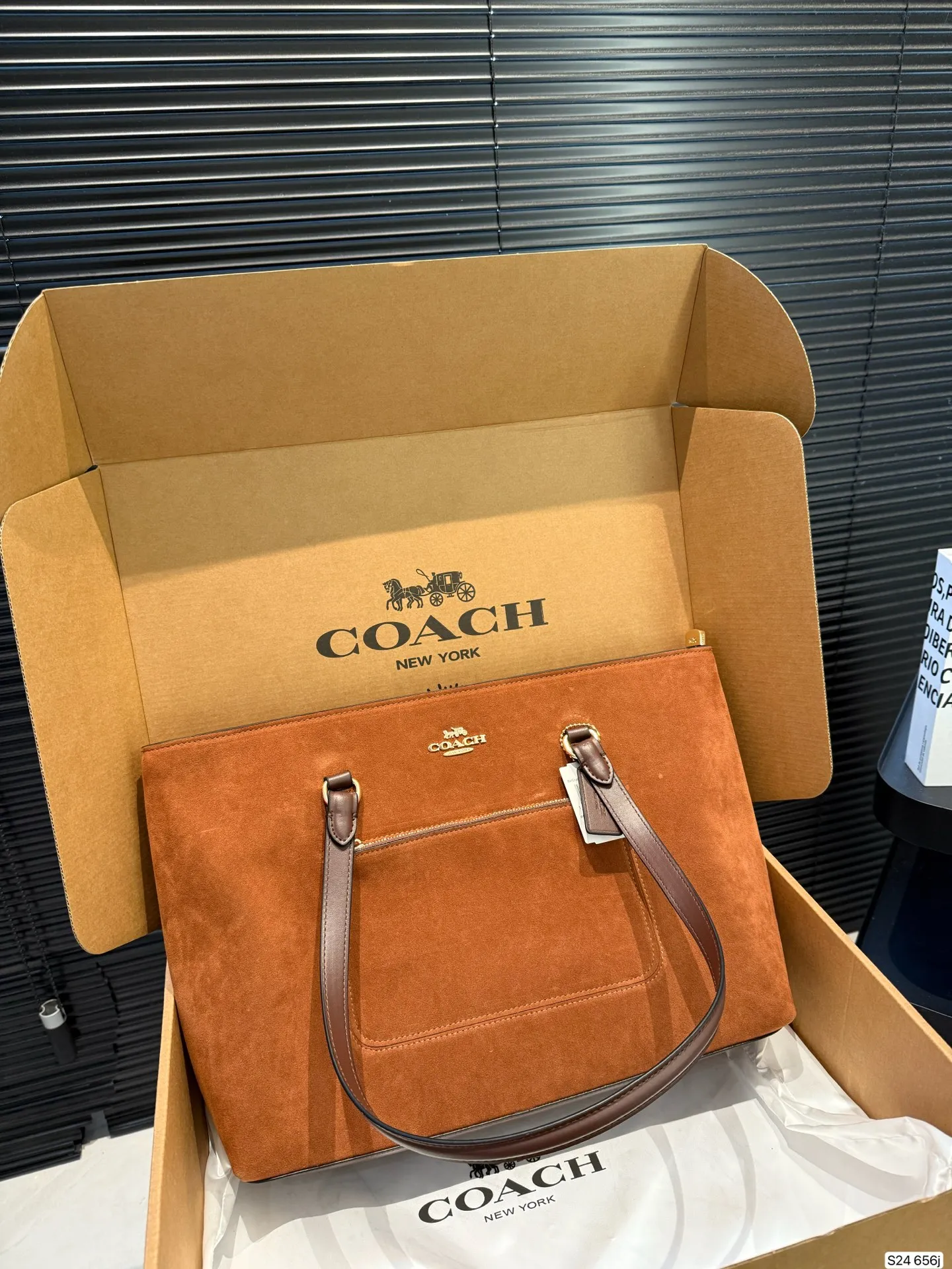 P170 配飞机盒 COACH蔻驰︳秋冬季节的Station 托特包 经典标志老花C Logo STATION 托特包 内置拉链袋／手机袋／多功能袋 顶部拉链开合，织物衬里 尺寸36 27 货号656