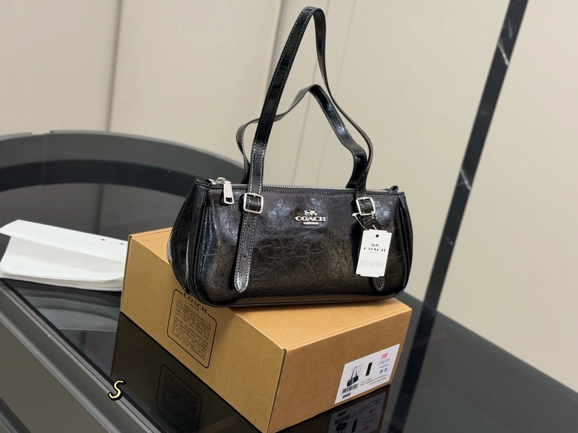 ¥165 配盒 蔻驰新品asher太好看了 新品又又又又戳到我了! 油蜡皮光泽度好有质感重点是真的很轻!!! 酷酷的包包 真的太太太太好看啦 尺寸:30.14cm