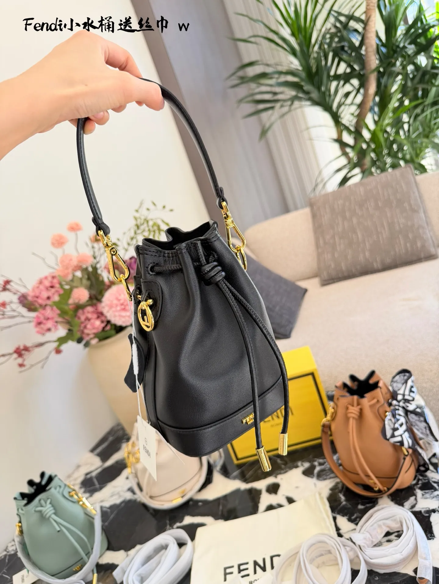 Fendi黑色小水桶包​​p170 🖤Fendi黑色小水桶包，选用优质牛皮，手感细腻耐用，搭配古金色金属配件，低调又奢华✨。抽绳开合设计，安全又方便，尺寸约15&times;20日常通勤或出行都很适合。肩带可调节，手提、单肩、斜挎随心切换，内部空间能装手机、化妆品等日常小物，实用又时髦💼。意大利制造，工艺精湛，是Fendi经典系列，时尚爱好者必入！配盒子丝巾