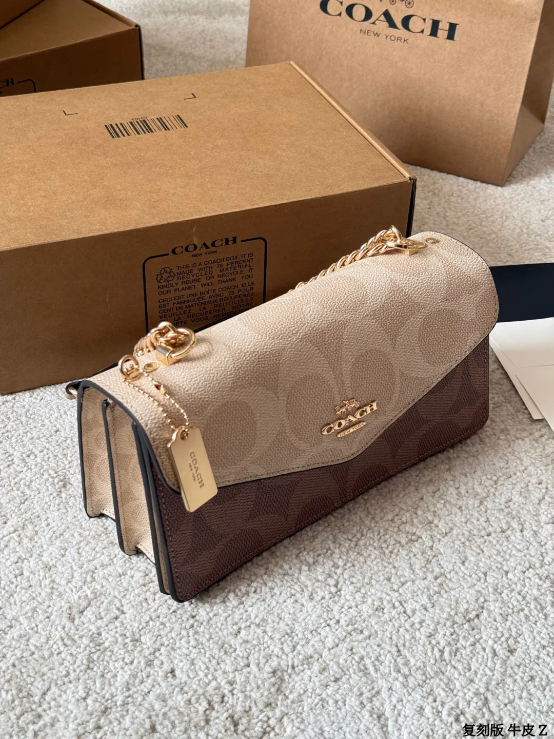 复刻版 牛皮 p175 COACH Klare链条信封包 +COACH Klare链条信封包,经典拼色设计,耐磨防水 PVC材质,日常打理超方便!信封型包身+金属链条肩带,单肩斜挎都OK,时尚又实用山。风琴夹层+磁吸扣,收纳手机、钱包、化妆品超顺手,容量适中,通勤出街都很适合。简约优雅风格,百搭不挑衣服,轻松提升穿搭质感,是实用与美貌兼具的包包选择!尺寸 26 12cm