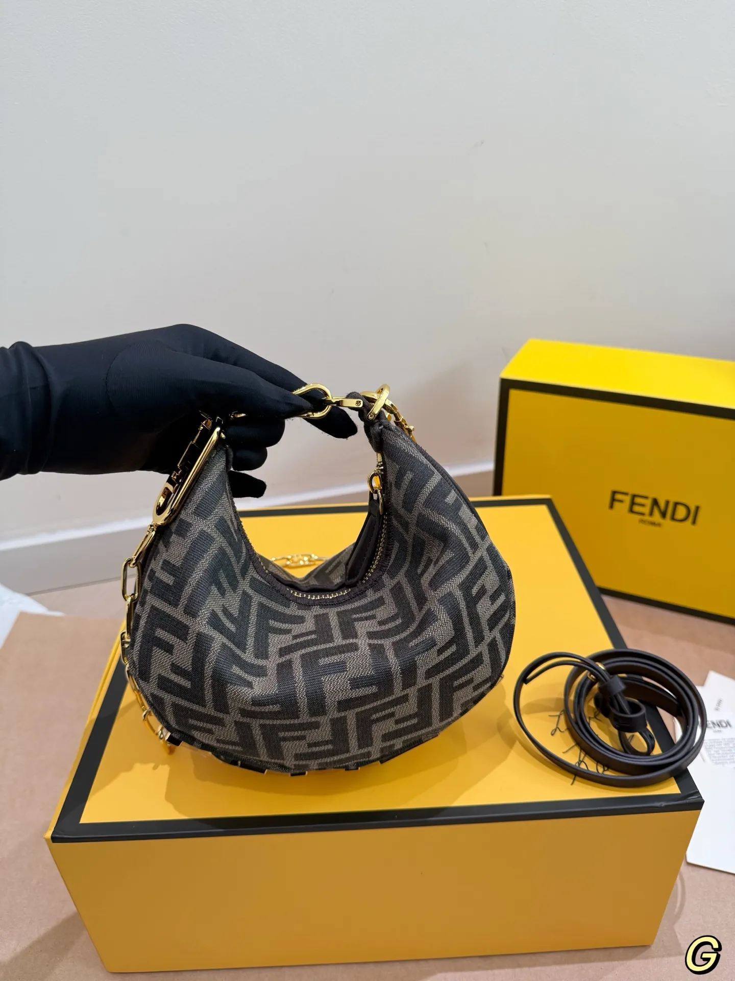 P210 Fendi 芬迪月牙包 ff logo来喽[飞吻R] 百搭不过时，超级出片的款[萌萌哒R] 老花真的爱不释手，出游出片必备 尺寸21.14 配礼盒🎁