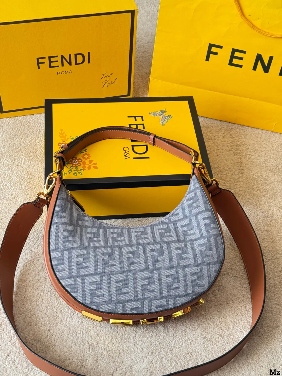 原版布p175 Fendi 2025 Fendigraphy半月 包J @FENDI 2022春夏季全新Fendigraphy手袋的来 咯! !圖期待已久~秀上就相中了这款回回画 猛的一看像饺子乍一看又像月牙。) hhh~ ◆这一系列包 以圆润流畅的半月包为基础▼ 包底装饰大号「FENDI」 金属徽标作为点缀+ 展现Fendi独到利落现代美学，属于越看越耐看型间推出拼接皮革、纯色小牛皮等不同款式，配有可调节手柄设计，可手提或作为腋下包背携1 ◆同系列还有更小只的手腕包，别有一番风味(图2)人人都能拍出时尚大片@回@@ 主要是抵挡不住马卡龙色系的诱惑 太春天、太阳光章、太治愈了通感 凹造型神器，张张是大片酒酒道 全新尺寸NEW ( 价格也很美丽国) 手腕包Size: 中号 30 16cm