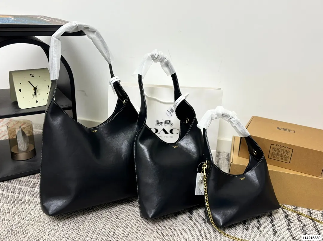 p150 礼盒包装 尺寸34.25/28.21/23.14 蔻驰 Coach 来活啦10月新款 Brooklyn28 Coach新品10月新品，复古潮流风再度来袭 1.肩带可调节长度，足够的腋下肩带，轻松打造腋下包型。 2.轻盈的黄铜配件点缀，尽显低调优雅。 真皮包边，高品质高手艺。 包型轻巧，容量超级可。 通勤，日常都可。简约线条，复古风潮。姐妹们快来get起来吧