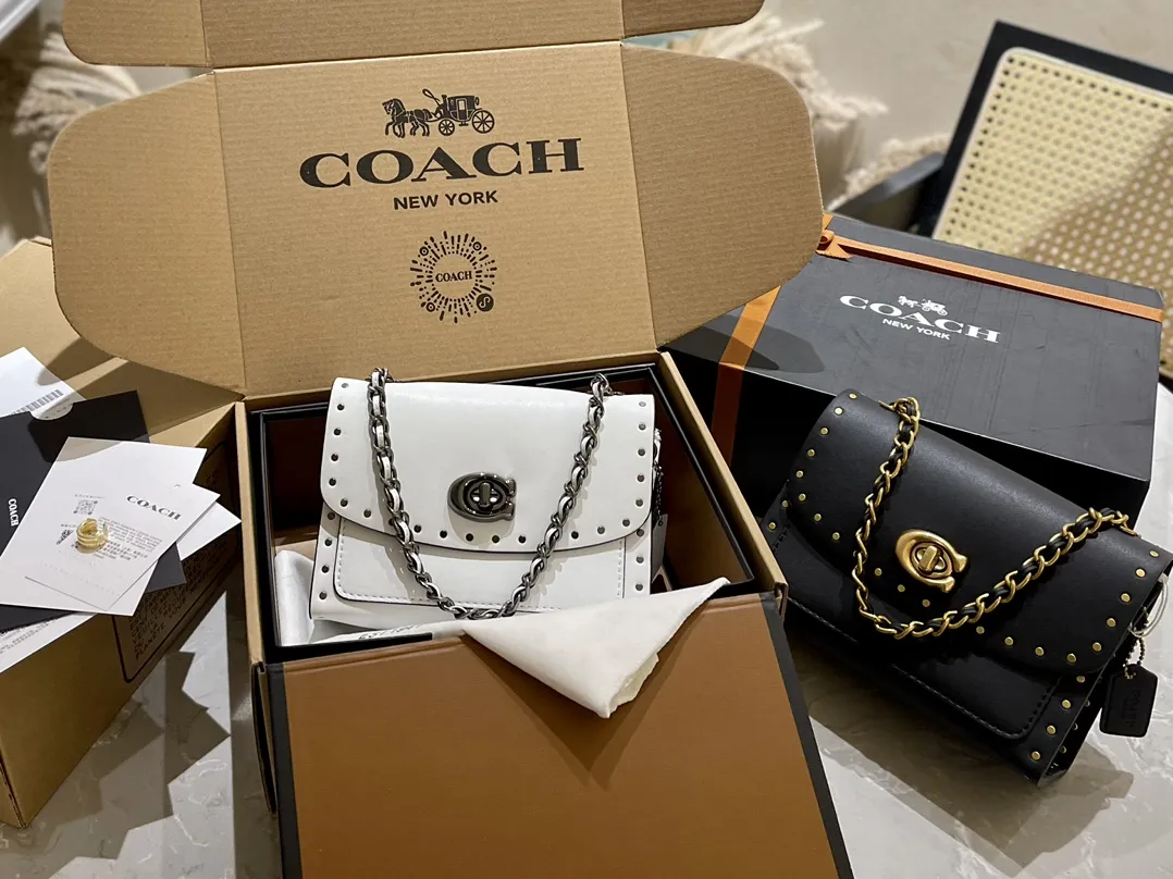 原单牛皮🐆p180 折叠礼盒 官网飞机箱 保养卡 全套包装 Coach Parker18 是现代和经典的完美碰撞，翻盖上山茶花的造型，既高 雅又特别，多个隔层非常实用，拼色设计，复古时髦，柔软舒适，质感一流 优雅不浮夸，精致也不挑年龄 Parker18小号温柔少女配色 属于耐看型的首选系列。简直了！ 又相当百搭，简直不要太美。18cm