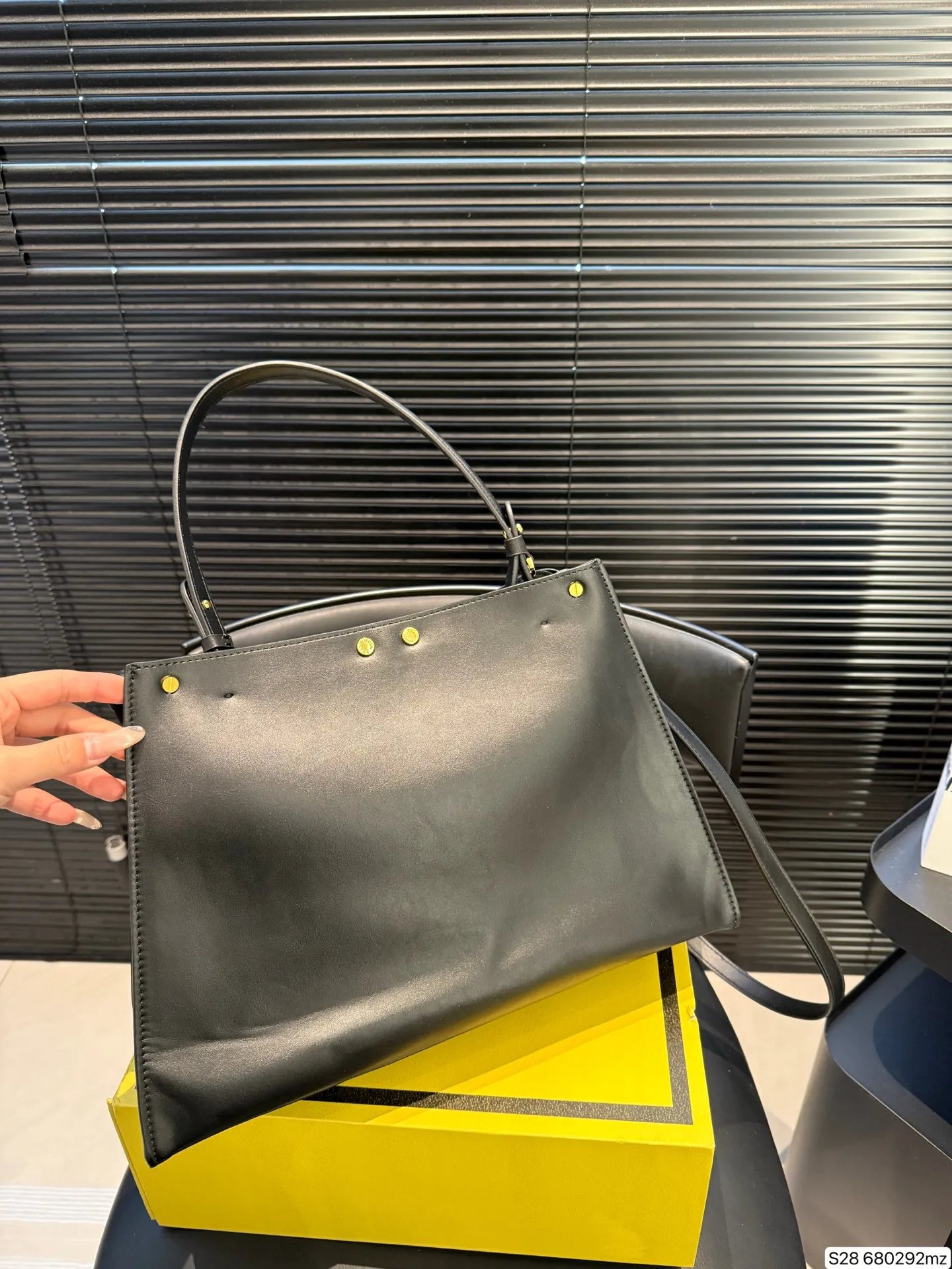 P190 配折叠盒 芬迪fendi中古手提包👜 今年芬迪家的老花也是没有消停过,从围巾到包款,都是人气爆款没错了,新品手提包融入了复古潮流,有点中古的感觉,随便手提都特别有时髦feel了长肩带,这一只你想怎么凹造型都妥妥稳住! 尺寸35 25货号680292