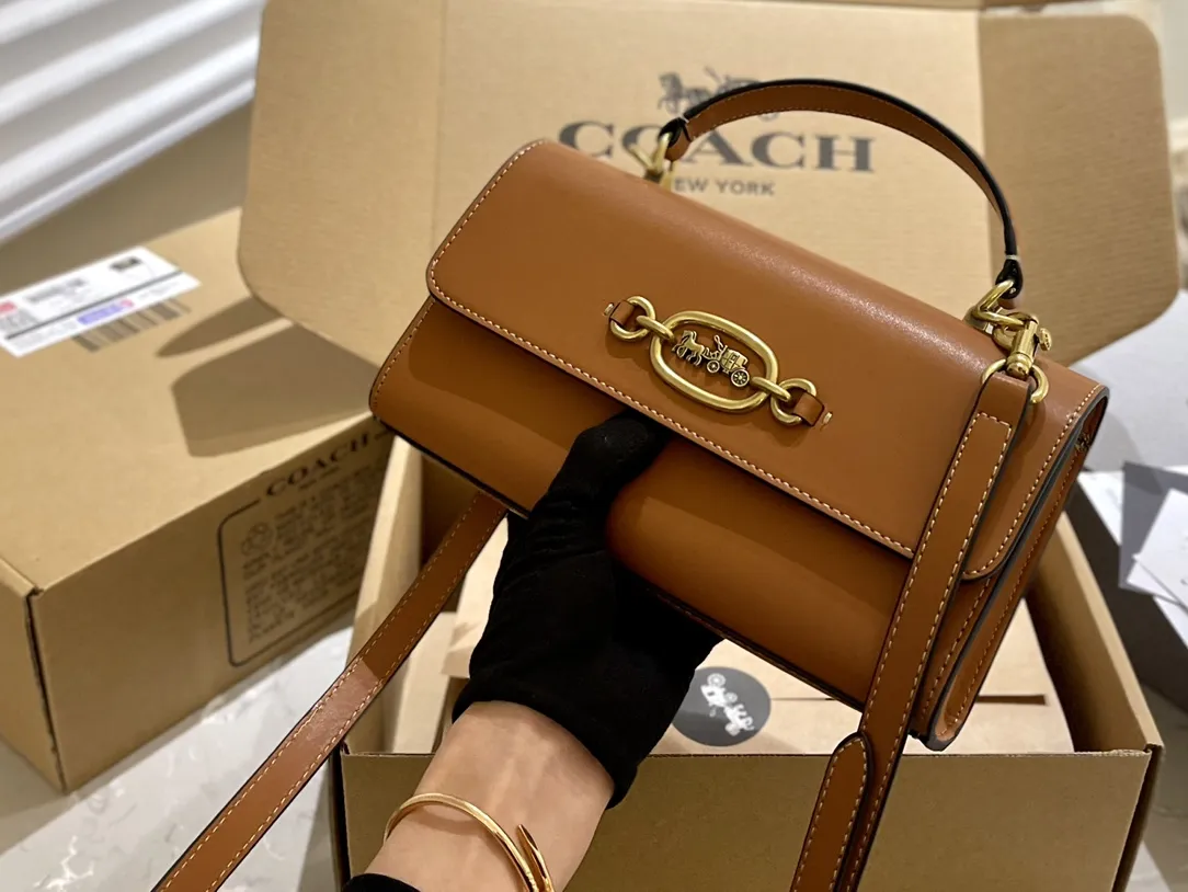🐆p160 折叠礼盒 蔻驰COACH Harlow手提单肩包 方方正正的包型 优雅有气质 金属马车logo简约大气 容量也很可 手机 化妆品 钱包都可以装下 尺寸24.13