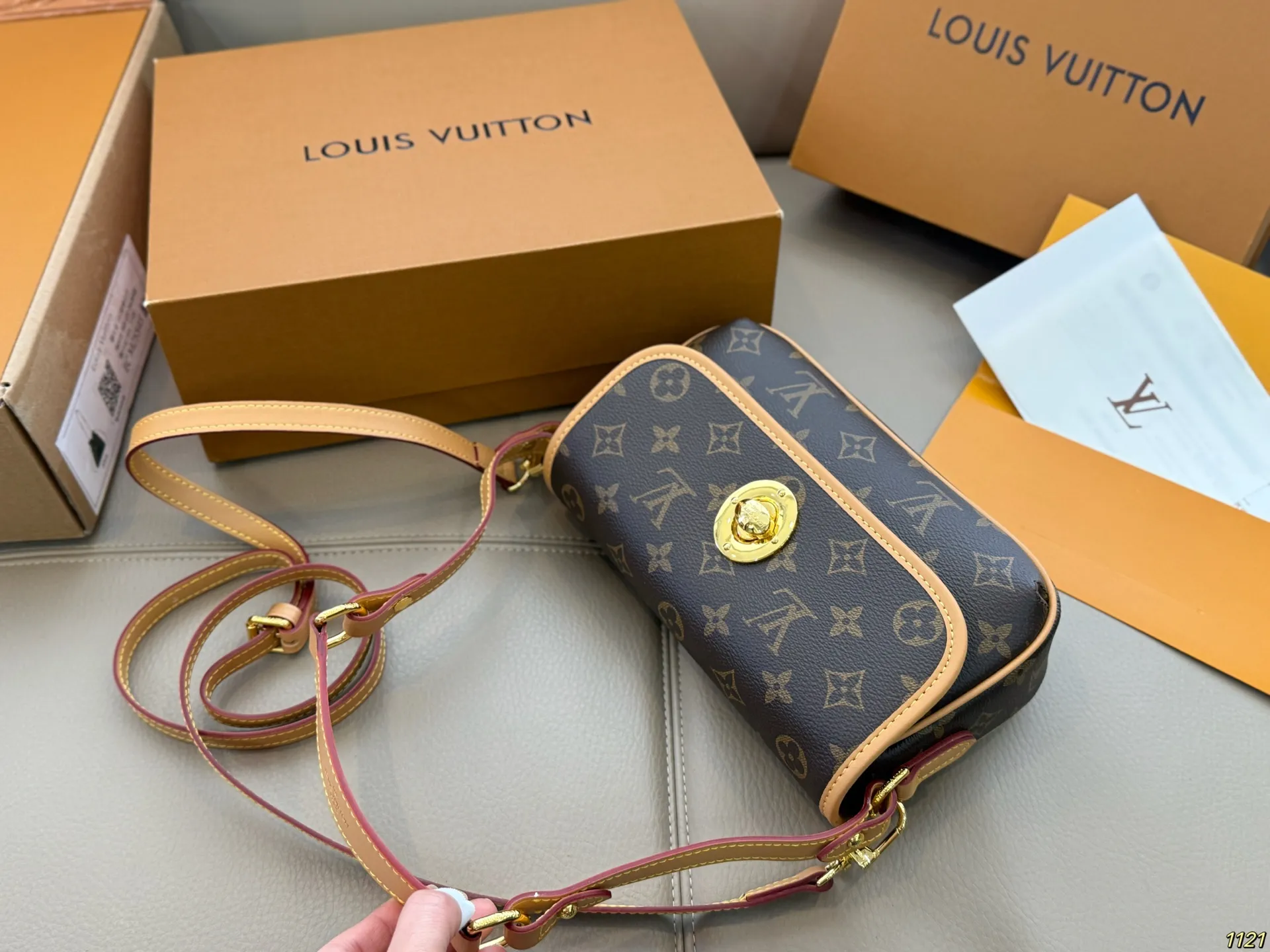 原版复刻¥145飞机盒 蜜蜡黄皮LV中古金豆包腋下包 小巧可爱的容貌却不影响它的容量 颜值绝绝王炸款 💥 尺寸22 13