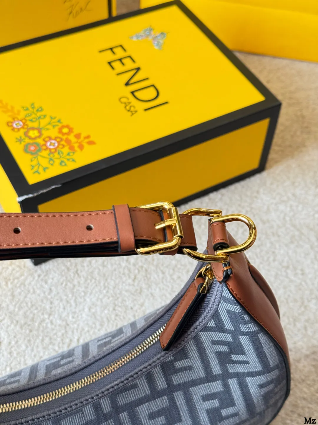 原版布p175 Fendi 2025 Fendigraphy半月 包J @FENDI 2022春夏季全新Fendigraphy手袋的来 咯! !圖期待已久~秀上就相中了这款回回画 猛的一看像饺子乍一看又像月牙。) hhh~ ◆这一系列包 以圆润流畅的半月包为基础▼ 包底装饰大号「FENDI」 金属徽标作为点缀+ 展现Fendi独到利落现代美学，属于越看越耐看型间推出拼接皮革、纯色小牛皮等不同款式，配有可调节手柄设计，可手提或作为腋下包背携1 ◆同系列还有更小只的手腕包，别有一番风味(图2)人人都能拍出时尚大片@回@@ 主要是抵挡不住马卡龙色系的诱惑 太春天、太阳光章、太治愈了通感 凹造型神器，张张是大片酒酒道 全新尺寸NEW ( 价格也很美丽国) 手腕包Size: 中号 30 16cm