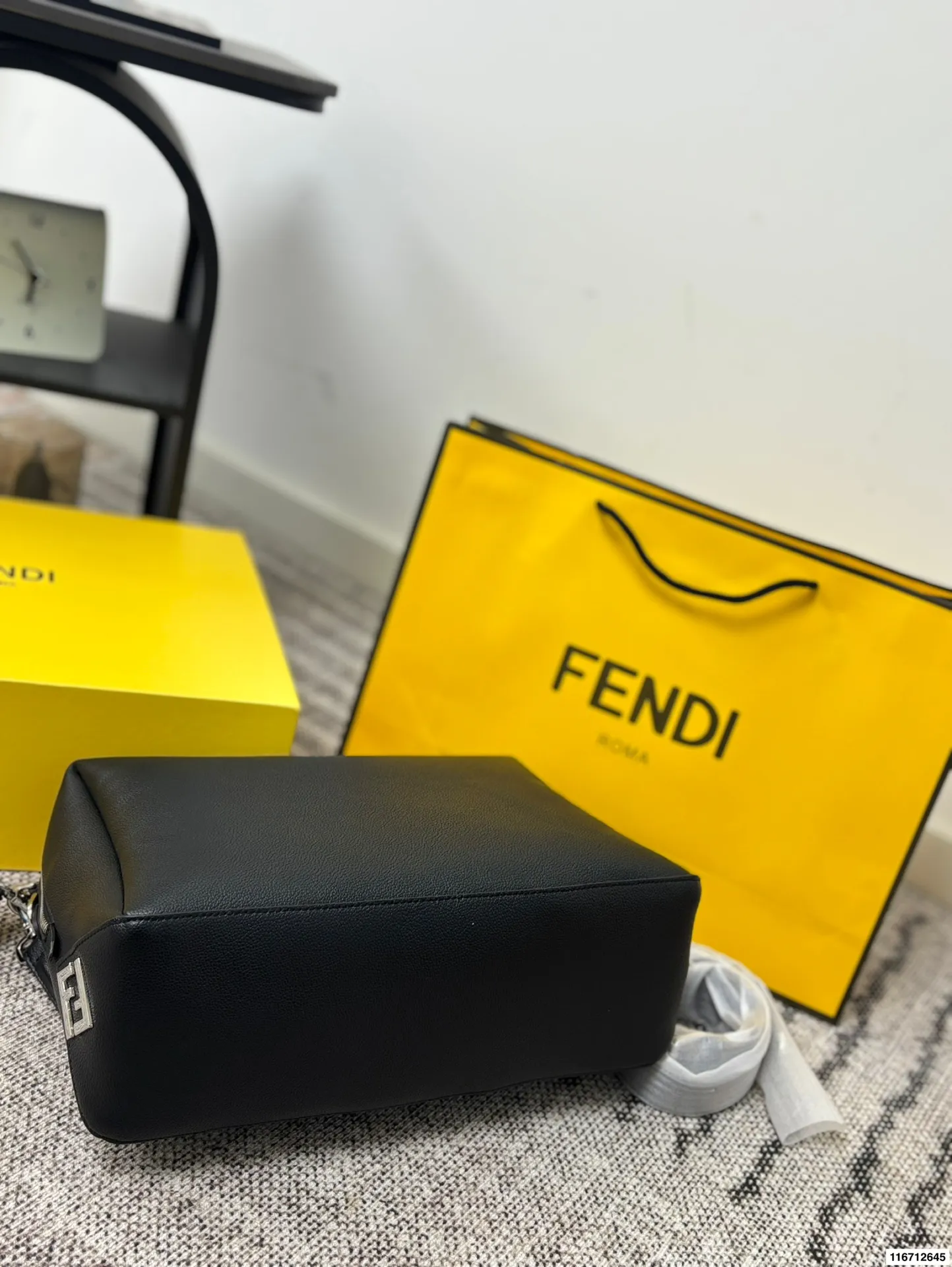 p185配礼盒 FENDI｜斜挎包💼 FENDI 斜挎包 FENDI LUI简约低调无logo 风格随你搭配赋他不同风格🎄🎄 尺寸35.21