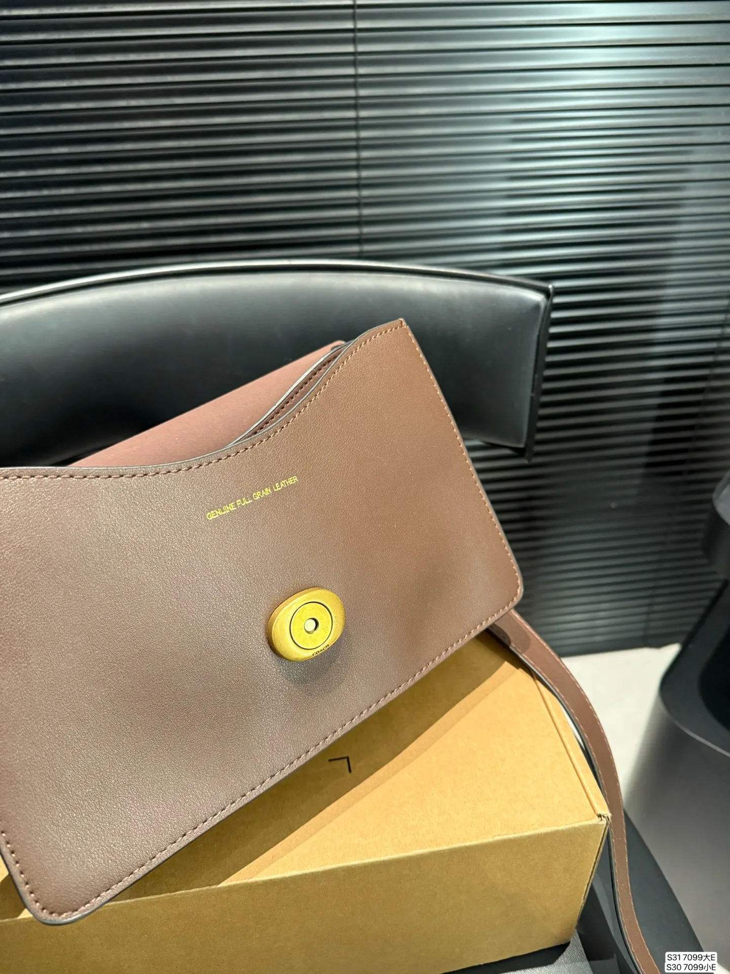 大号P205 小号P200 配盒子 蔻驰腋下 Coach又出来搞事情啦! 又酷又飒又实用!!! Coach上新的Chain Tabby包身挺实有型,兼具Soft tabby的皮质柔韧触感!三条肩带解锁多种背法,真的很难不爱吧!#尺寸:大29 22 小25.5 18 货号7099