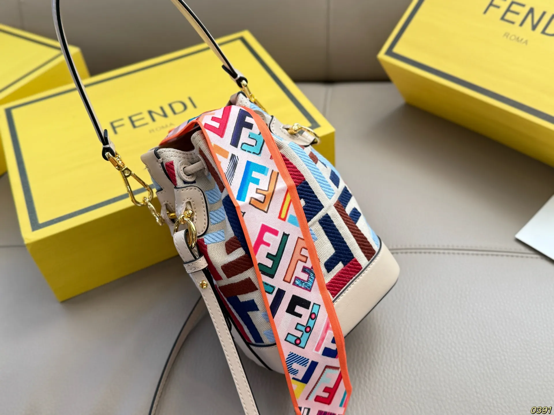 ¥170折叠盒 芬迪FENDI水桶包 可可爱爱 小巧玲珑 优雅精致 仙女必备款 尺寸13 18