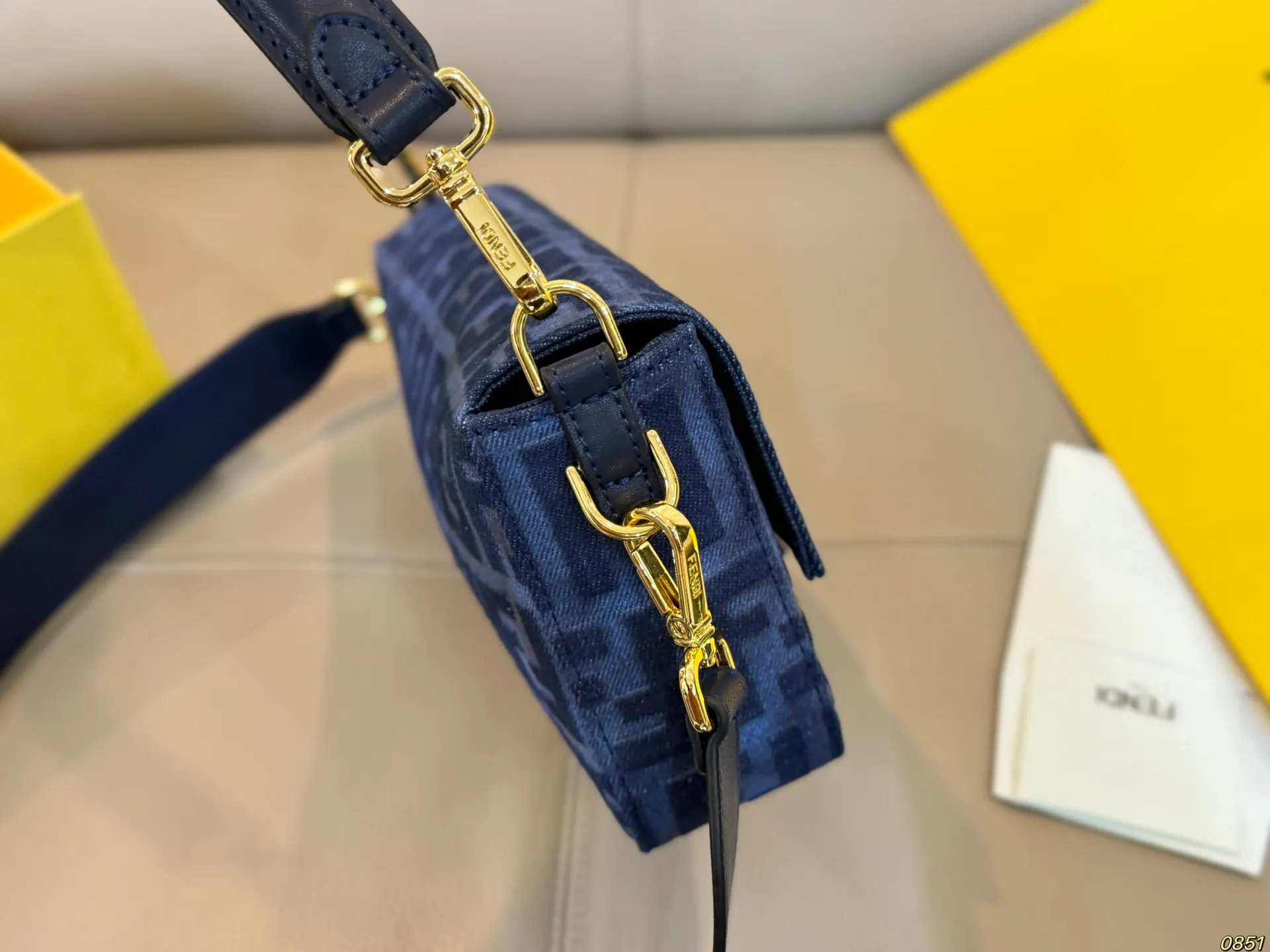 &yen;160/&yen;155 芬迪FENDI 法棍包 拿到手里才能感觉到它的魅力 经典百搭优雅大气 这份质感 小仙女们值得拥有 尺寸26 15/20 11