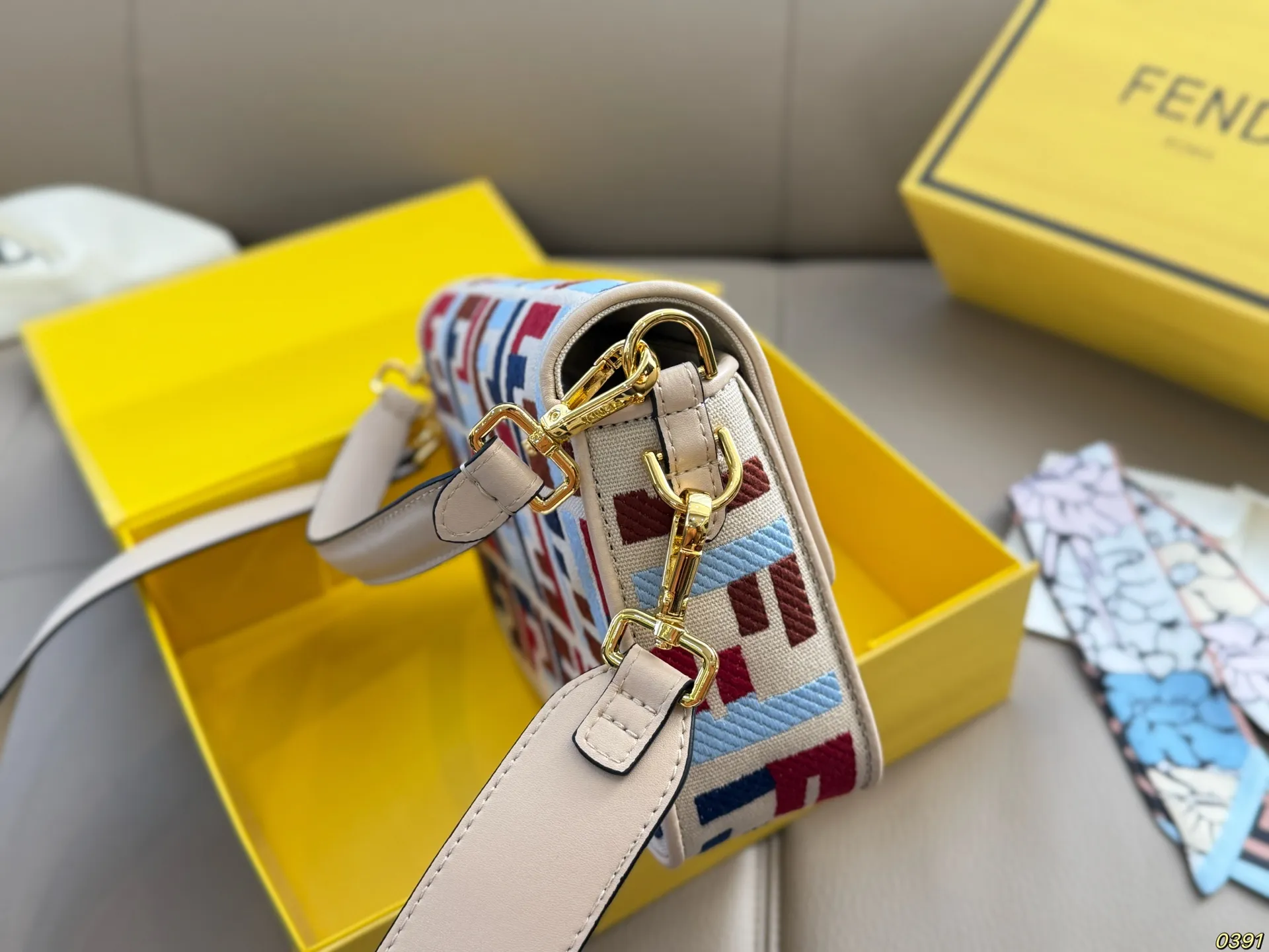 &yen;175/&yen;165折叠盒 芬迪FENDI 法棍包 拿到手里才能感觉到它的魅力 经典百搭优雅大气 这份质感 小仙女们值得拥有 尺寸26 15/20 11