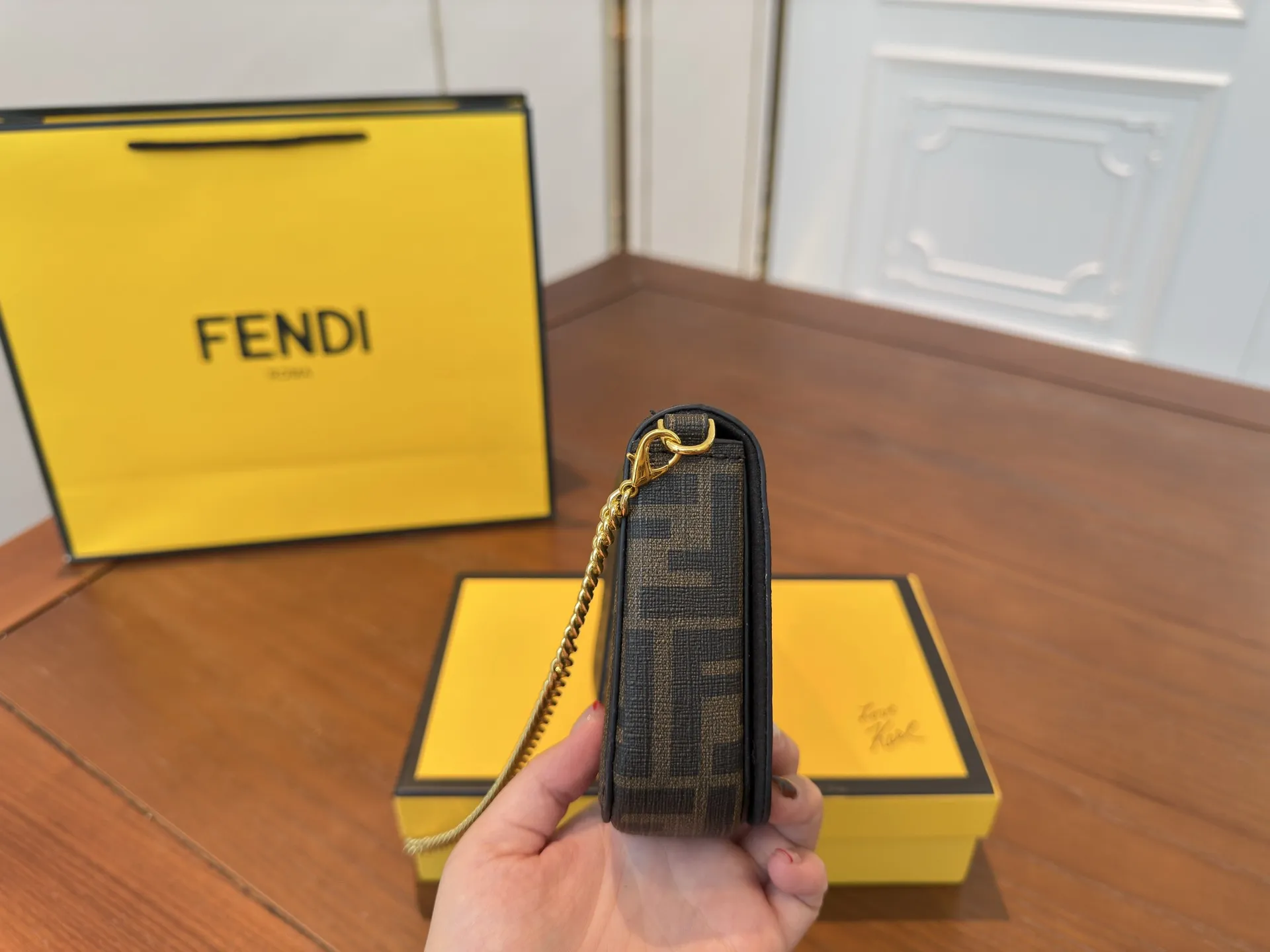 （配礼盒⚠️）p150 Fendi芬迪链条包 到手很惊艳的一款。兼具时髦和实用性 包身硬挺，装很多东西也不会像法棍- -样变形自带拉链，也没有丢东西的烦恼 小众款价位也很合适， 喜欢芬迪FENDI的姐妹不妨看看这款 尺寸：21 12
